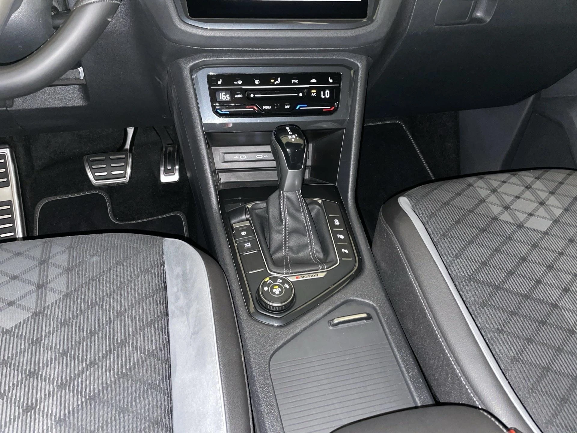 Volkswagen-Tiguan-image-9
