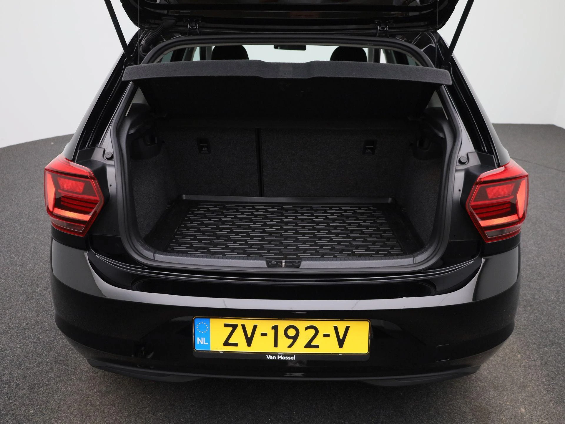 Volkswagen-Polo-image-12