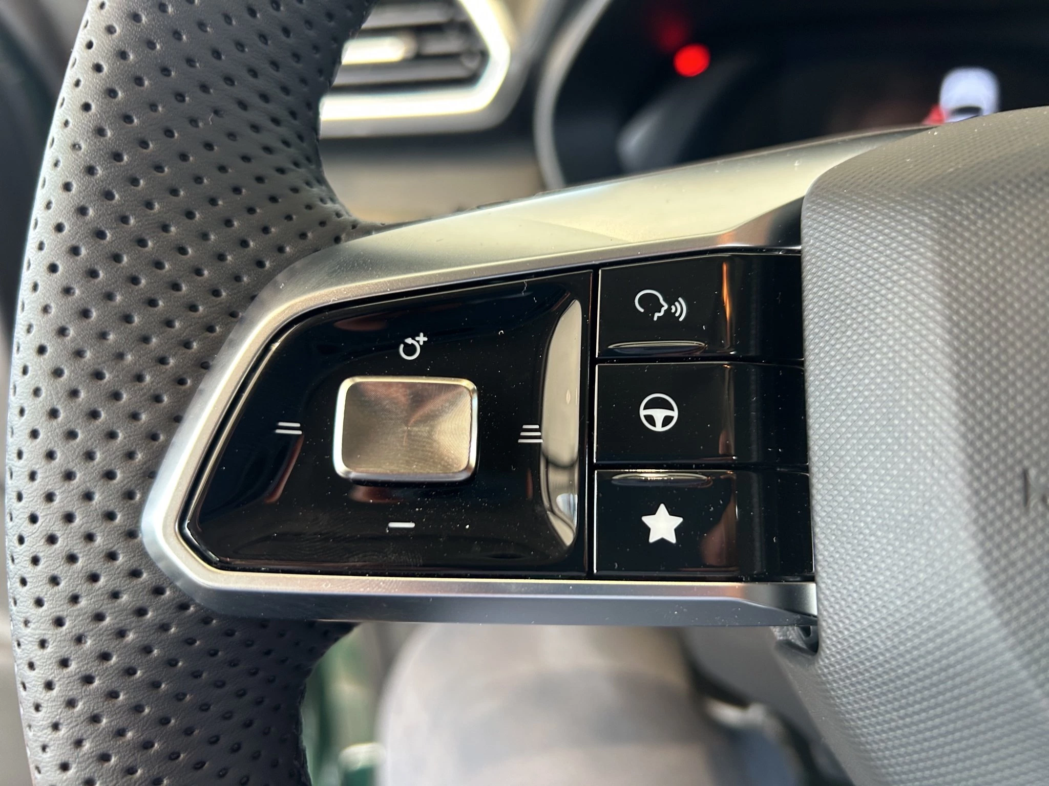 MG ZS Luxury 1.5 Hybrid+ Autom LED ACC GJR RFK SHZ