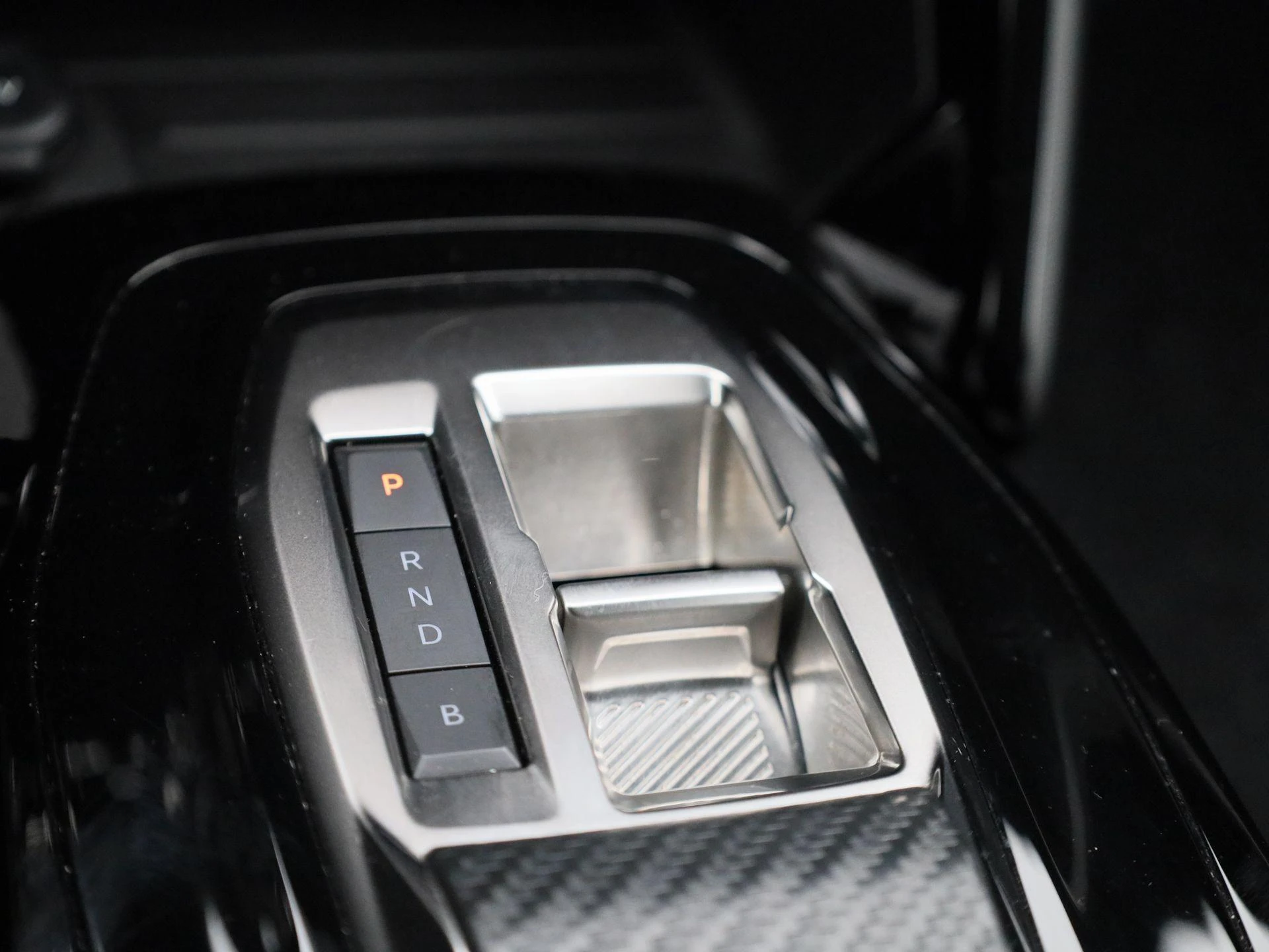 Peugeot-e-208-image-24