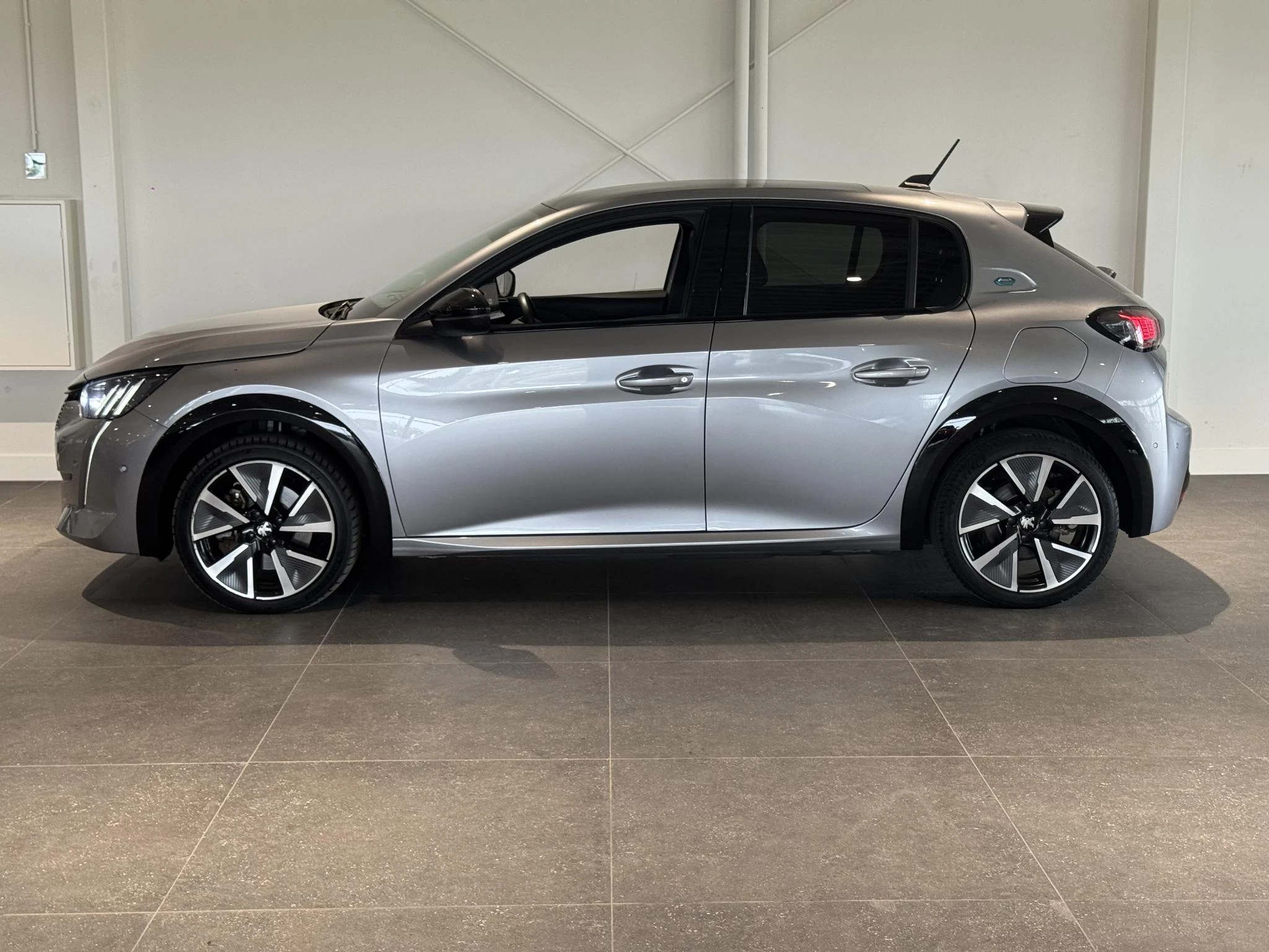 Peugeot-e-208-image-9