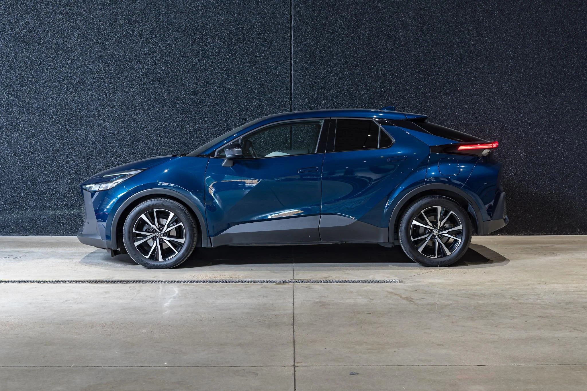 Toyota C-HR 1.8 VVT i-Hybrid C-Lub Mono-Tone E-CVT