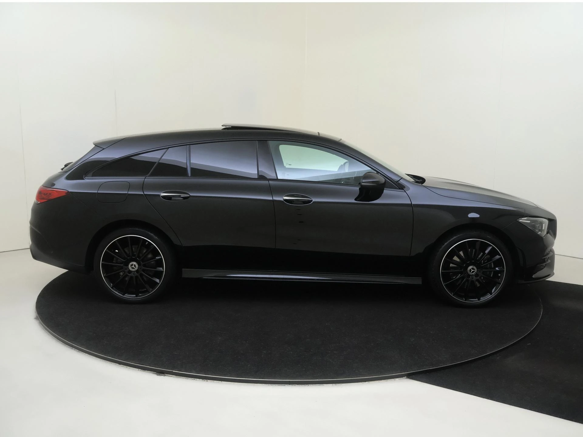 Mercedes-Benz-CLA-image-11