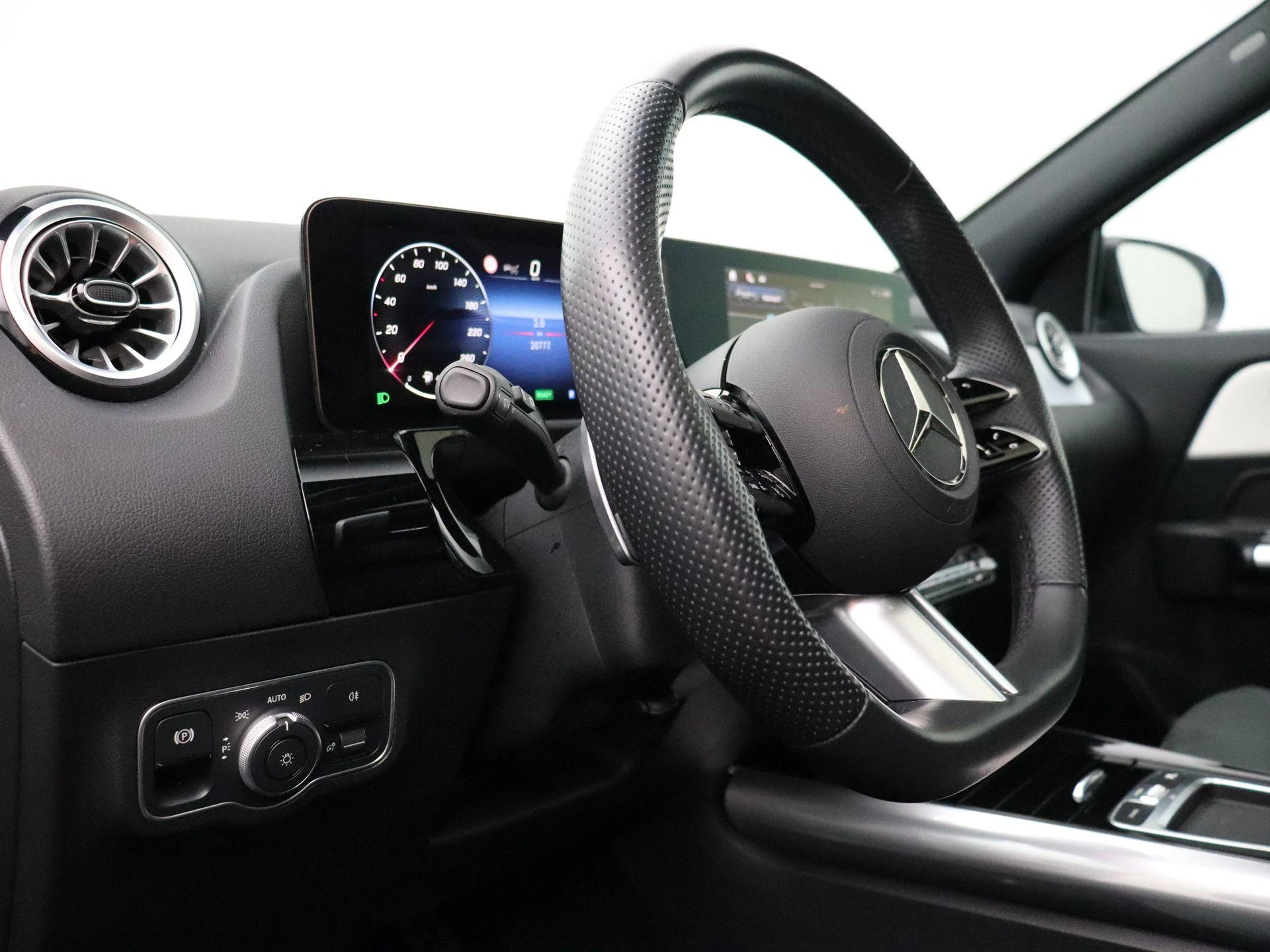 Mercedes-Benz-GLA-image-11