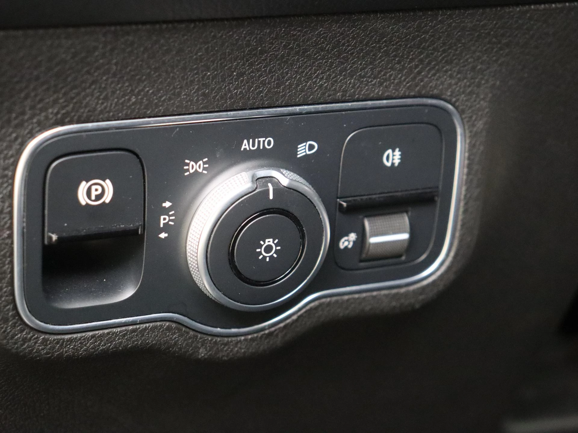 Mercedes-Benz-GLB-image-35