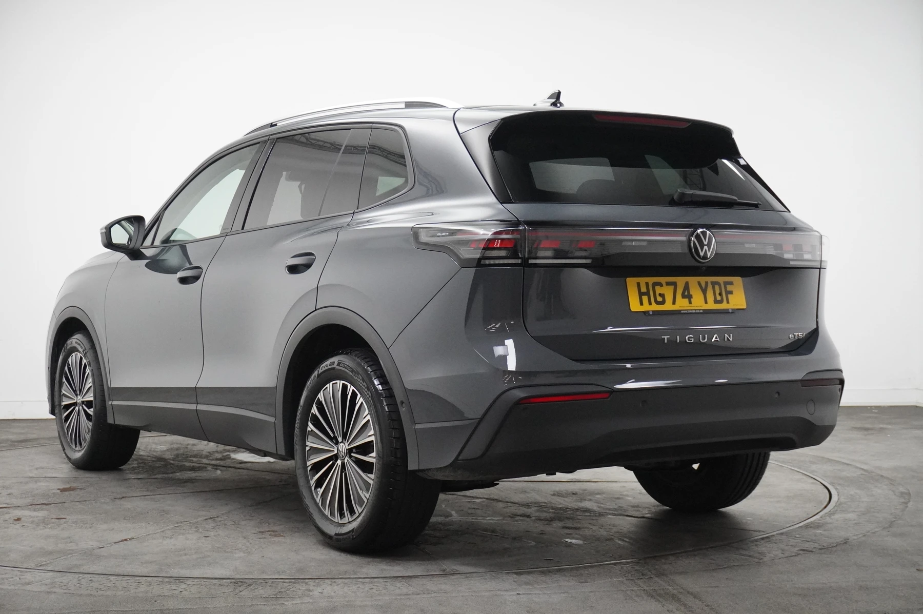 Volkswagen-Tiguan-image-2