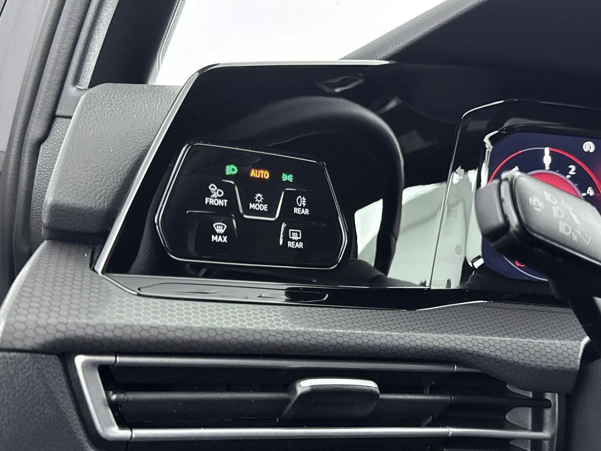 Volkswagen-Golf-image-20