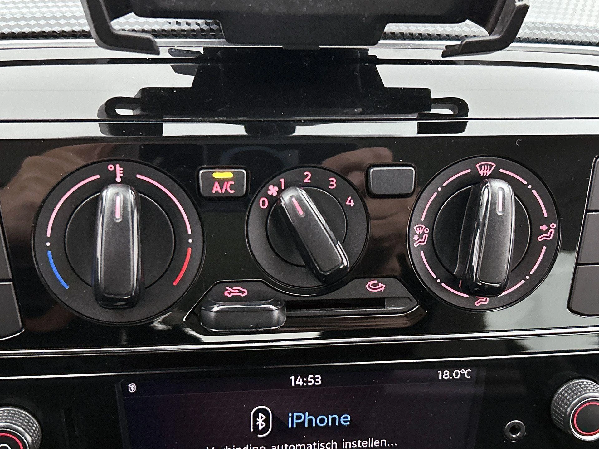 Volkswagen-up!-image-23