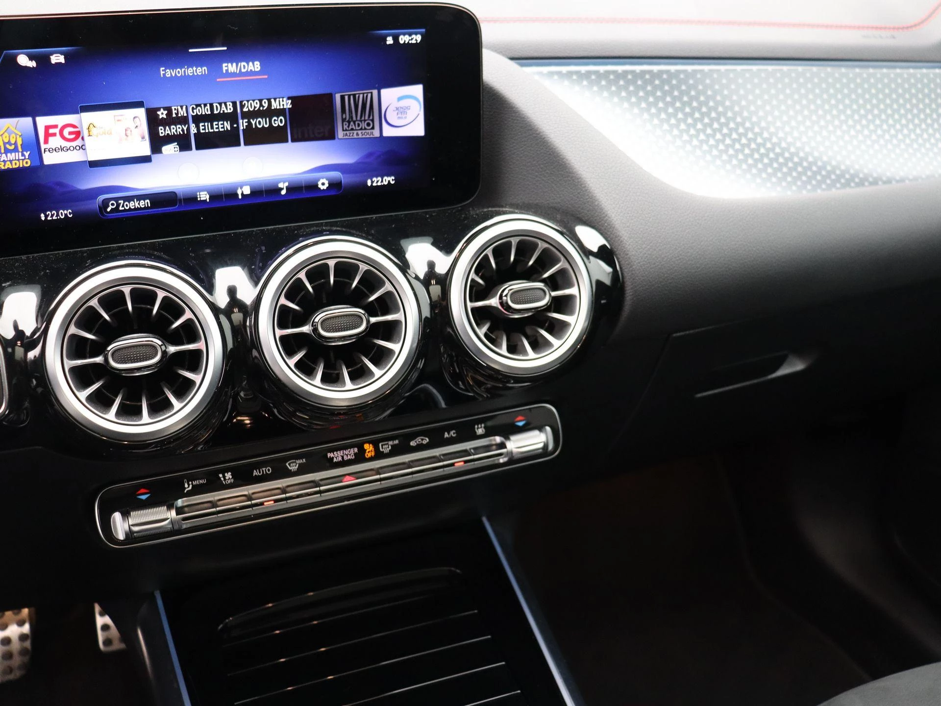 Mercedes-Benz-EQA-image-9