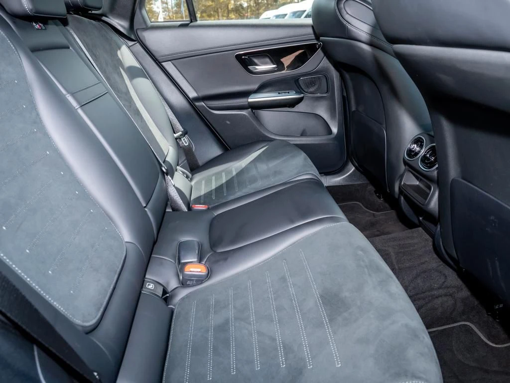 Mercedes-Benz-GLC 300 d-image-12