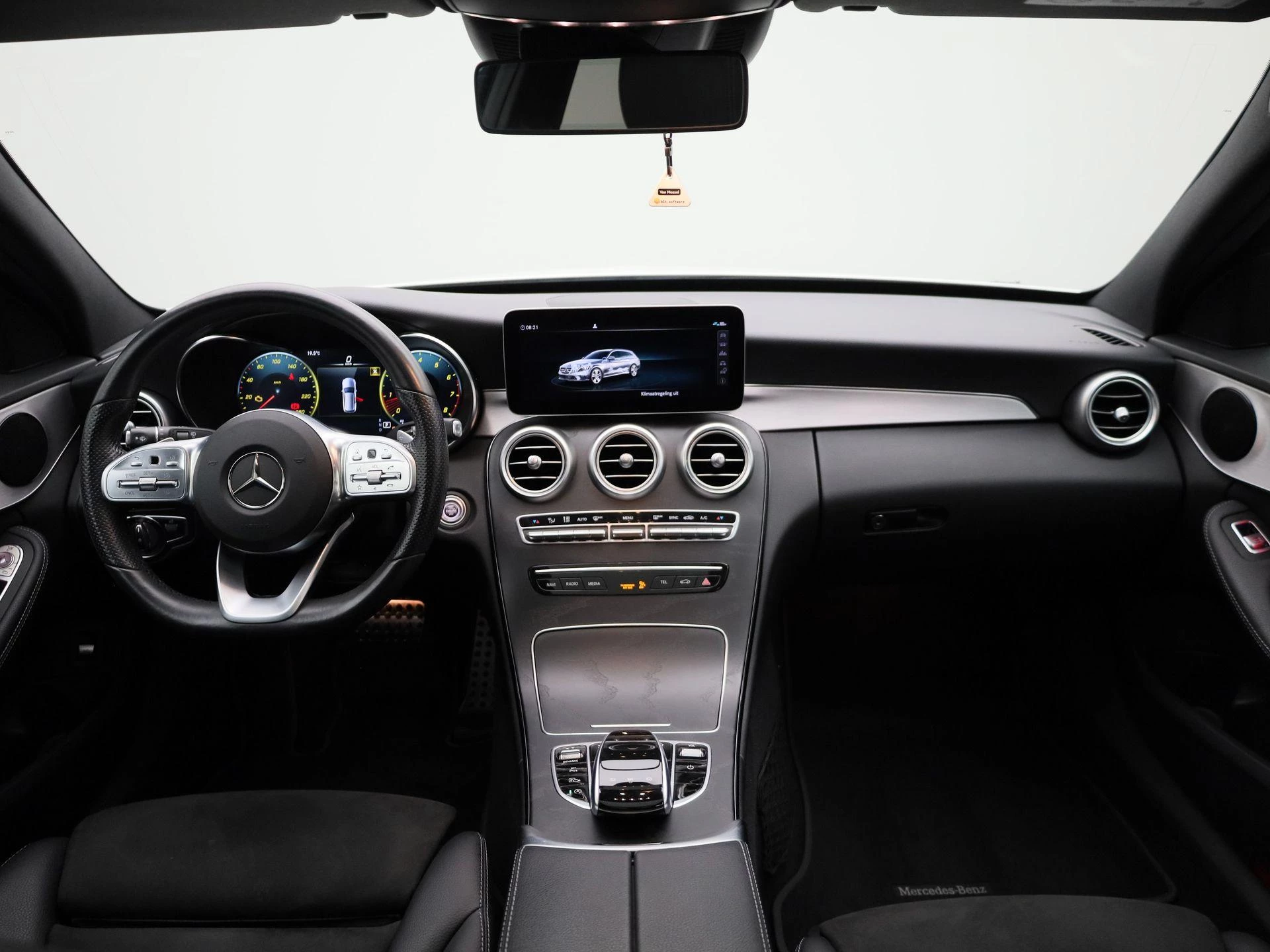 Mercedes-Benz-C-Klasse-image-38
