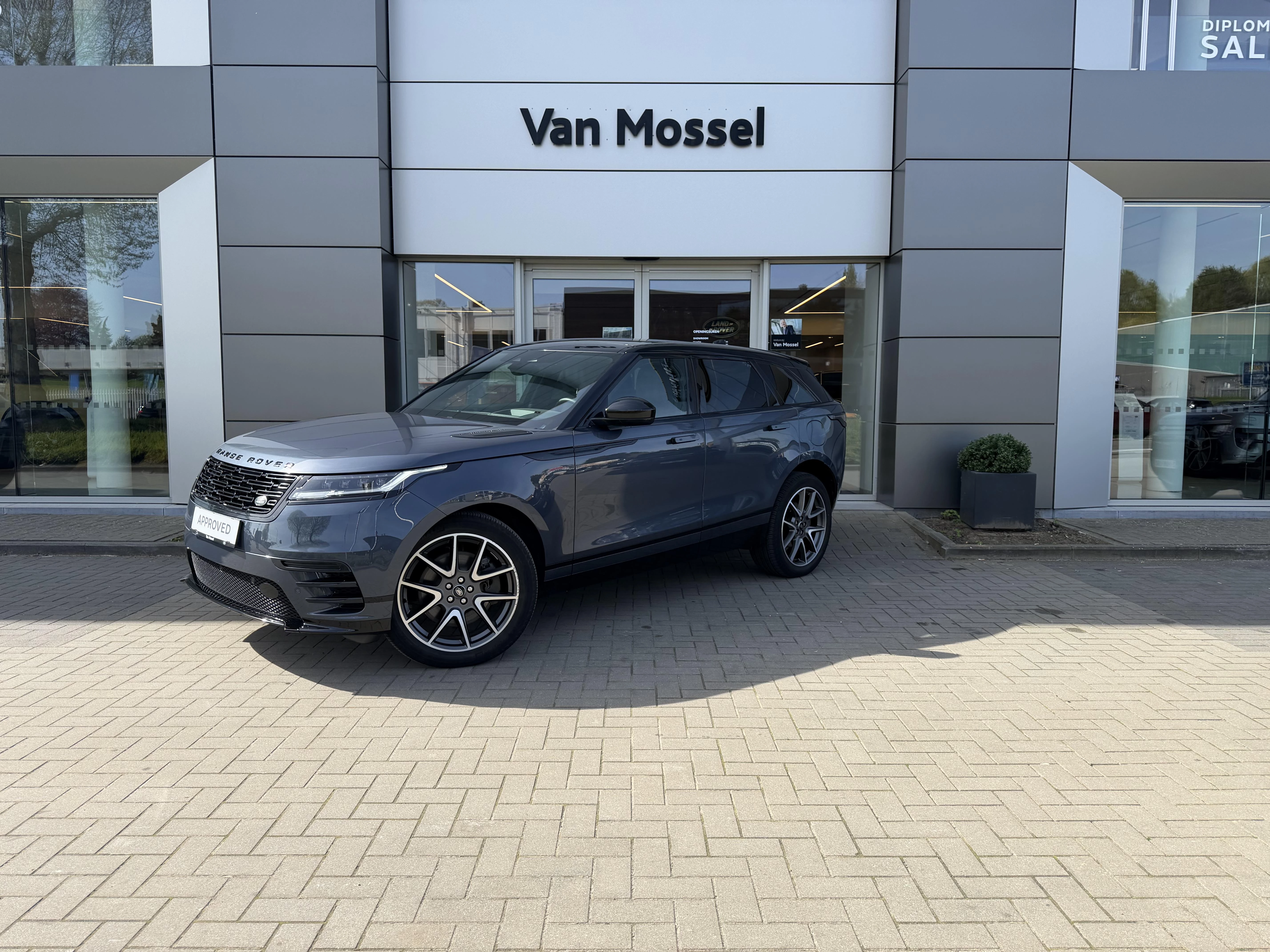 Land Rover-Range Rover Velar-image-0