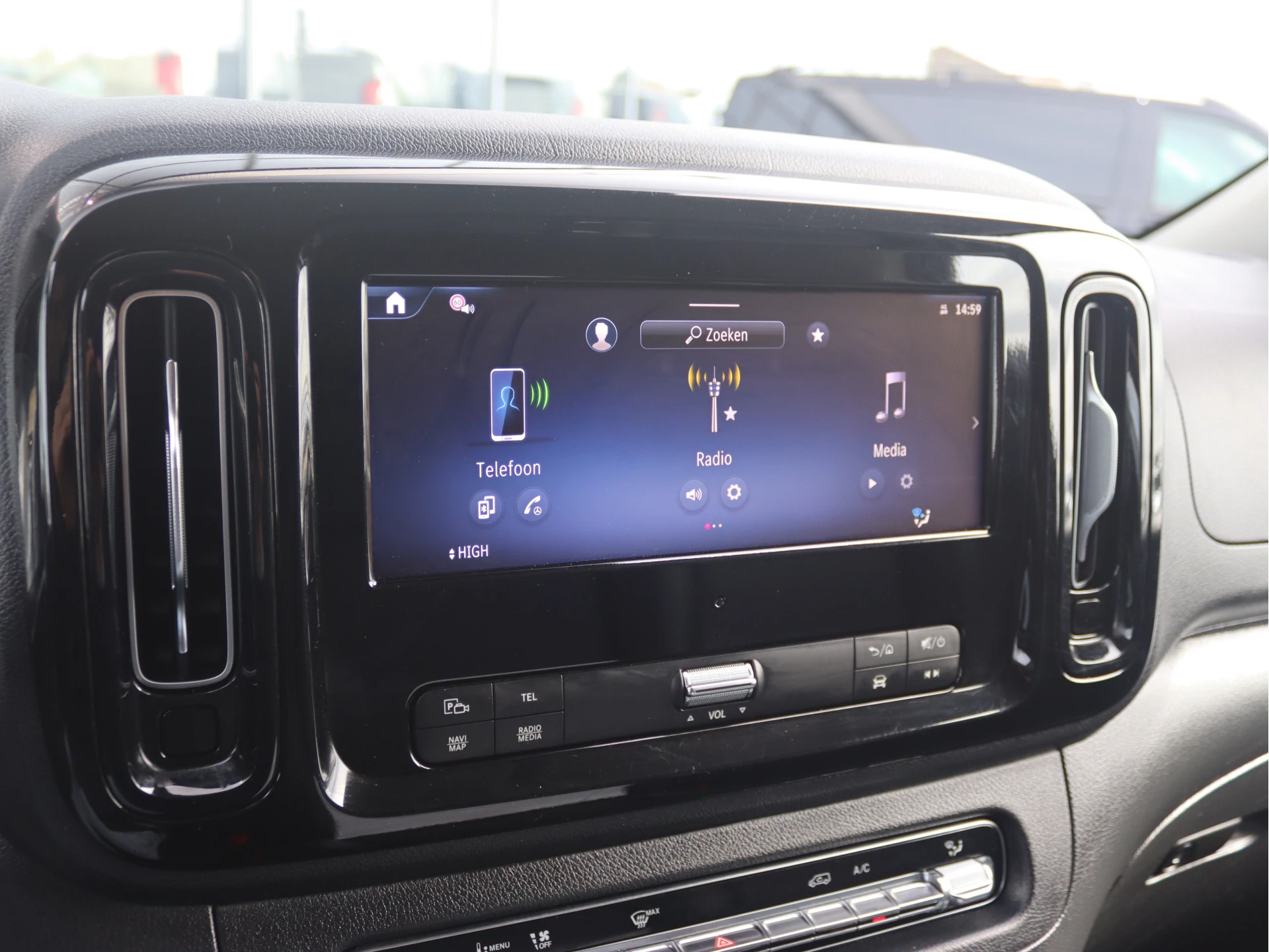 Mercedes-Benz-Vito-image-9