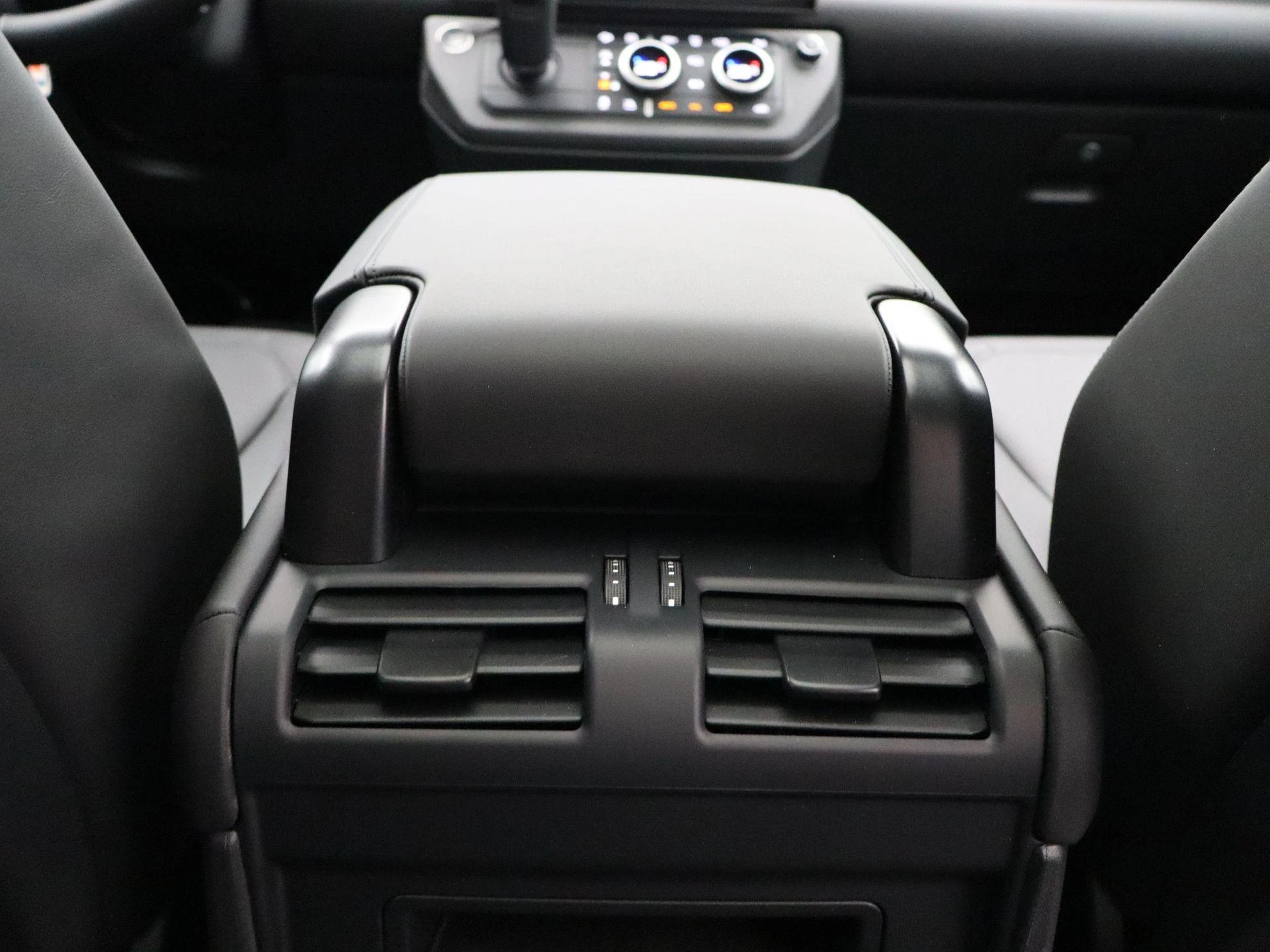 Land Rover Defender 110 2.0 P300e 110 Dynamic Edition