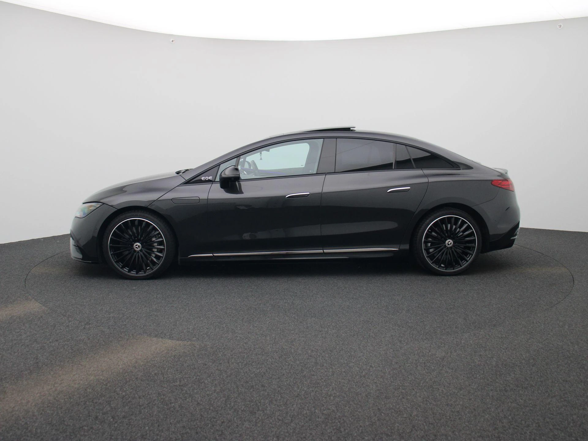 Mercedes-Benz-EQE-image-3