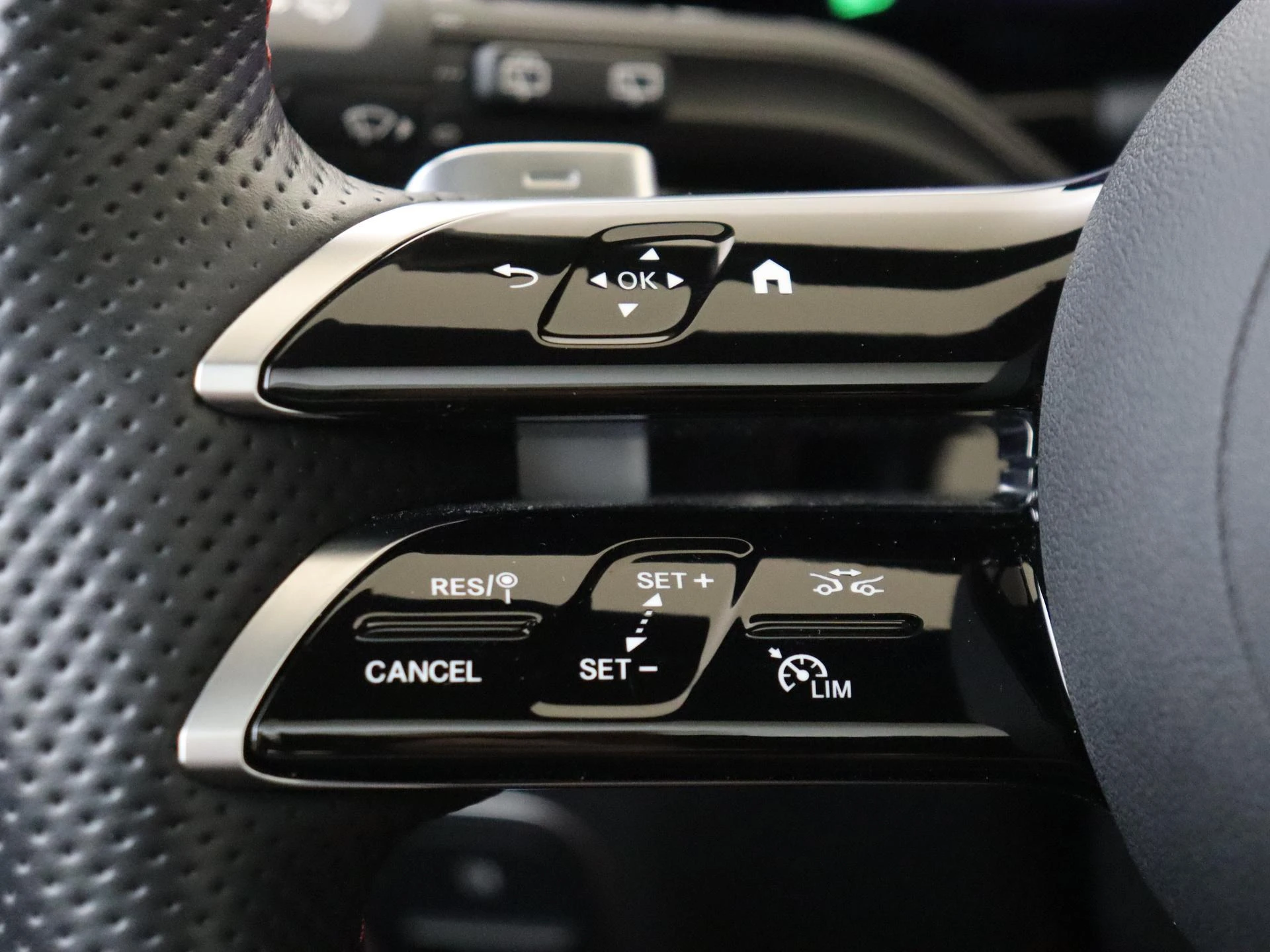 Mercedes-Benz-GLA-image-12