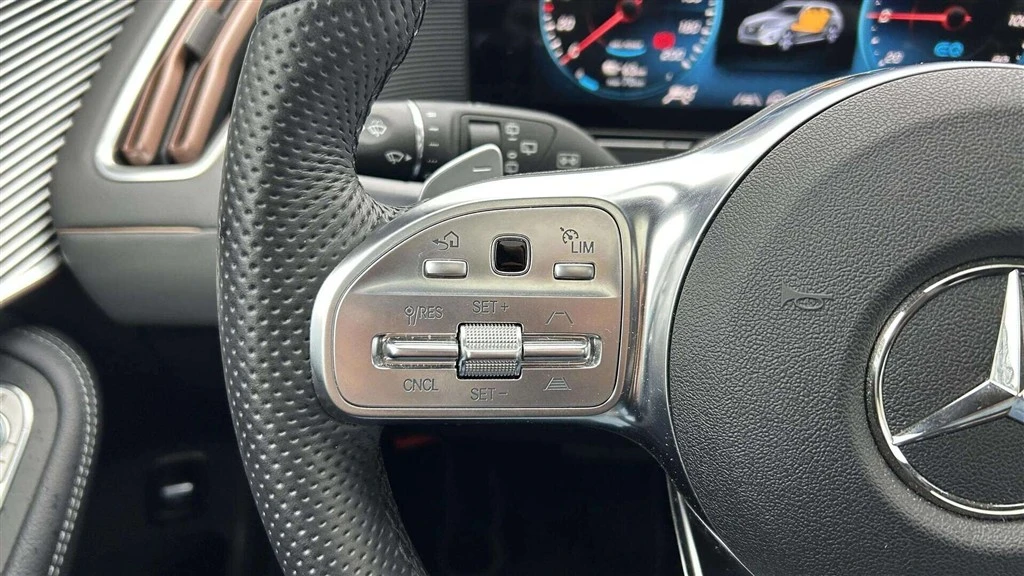 Mercedes-Benz-EQC-image-11