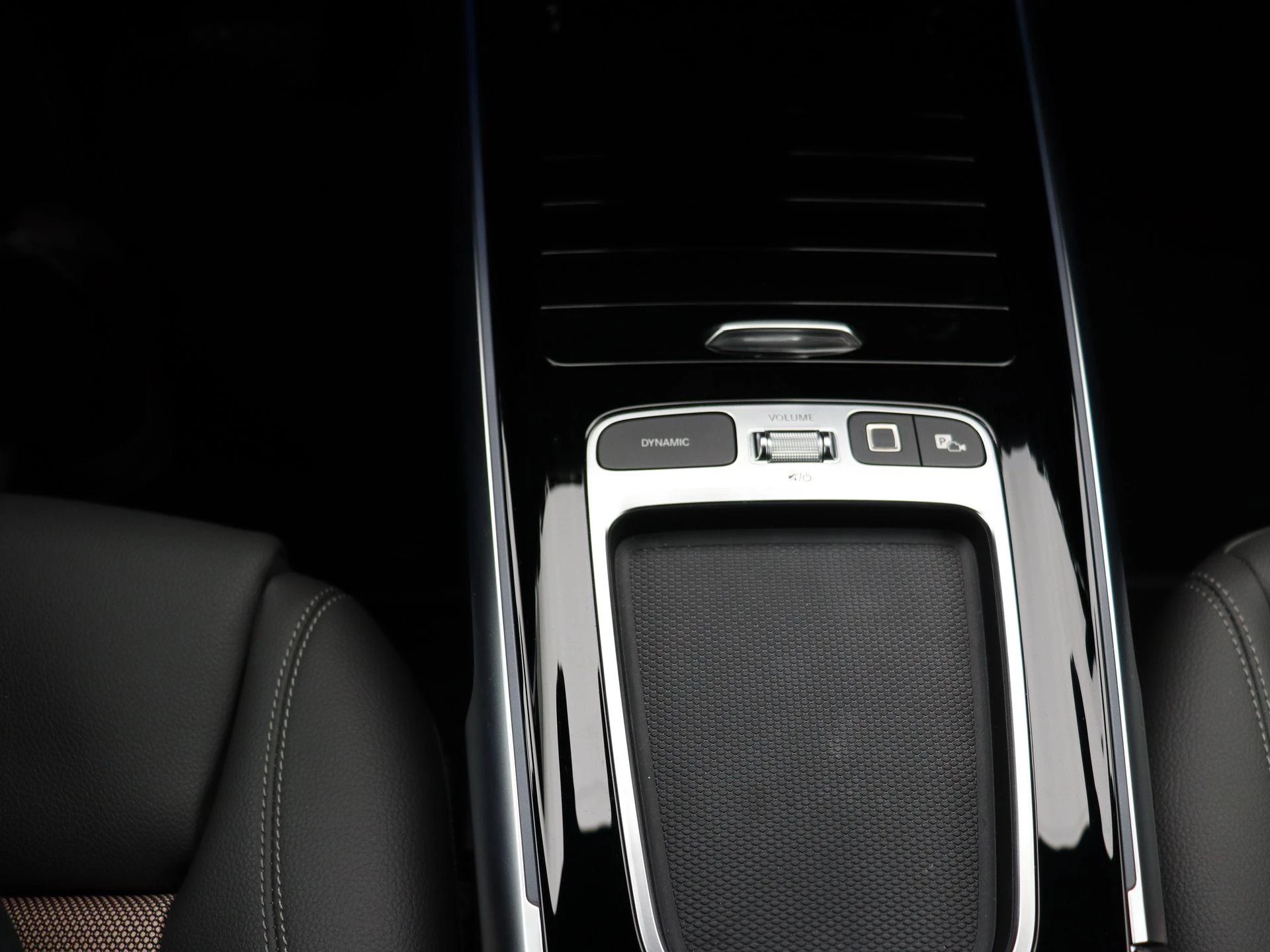 Mercedes-Benz-EQB-image-11