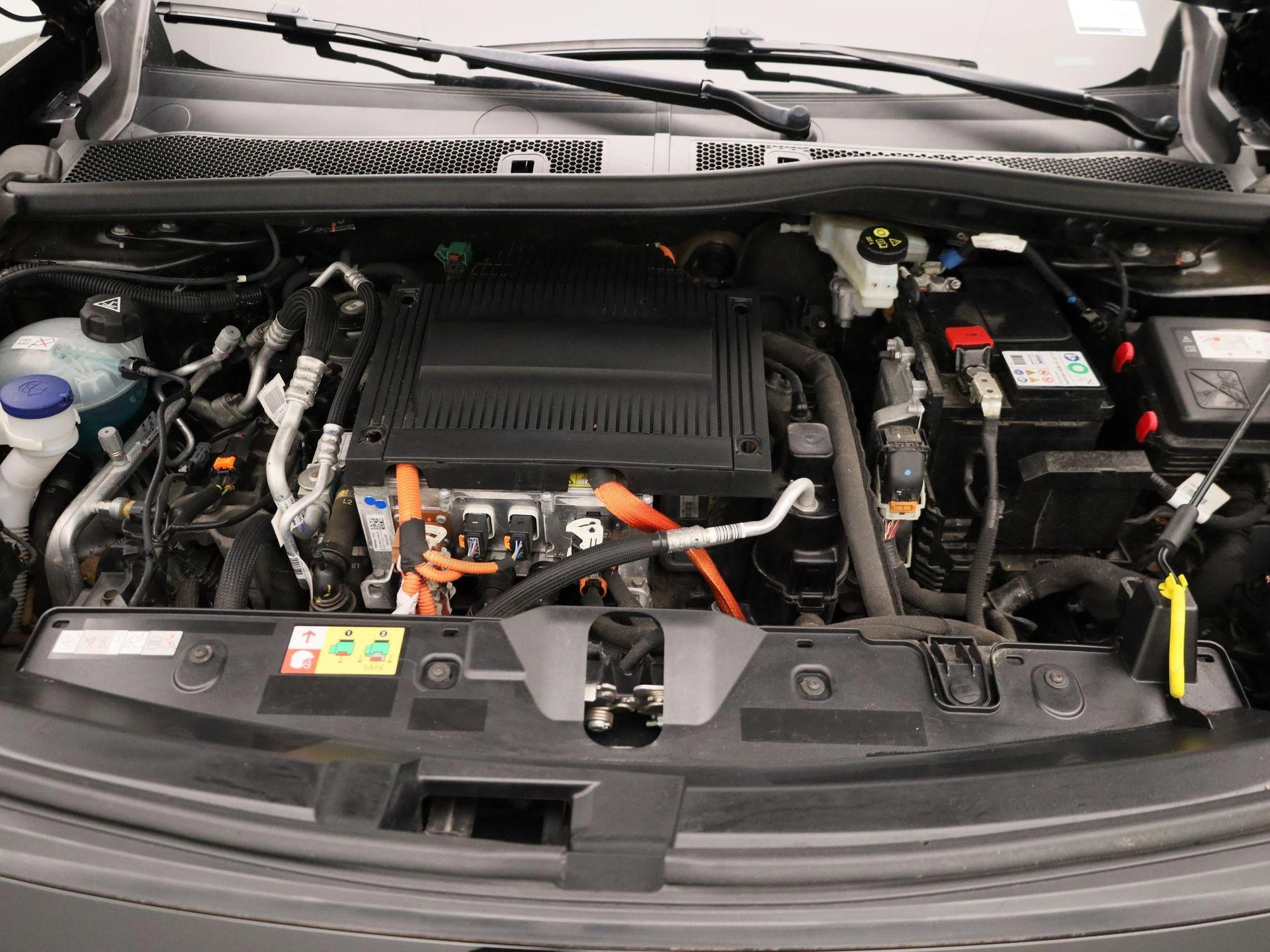 Peugeot-e-2008-image-28