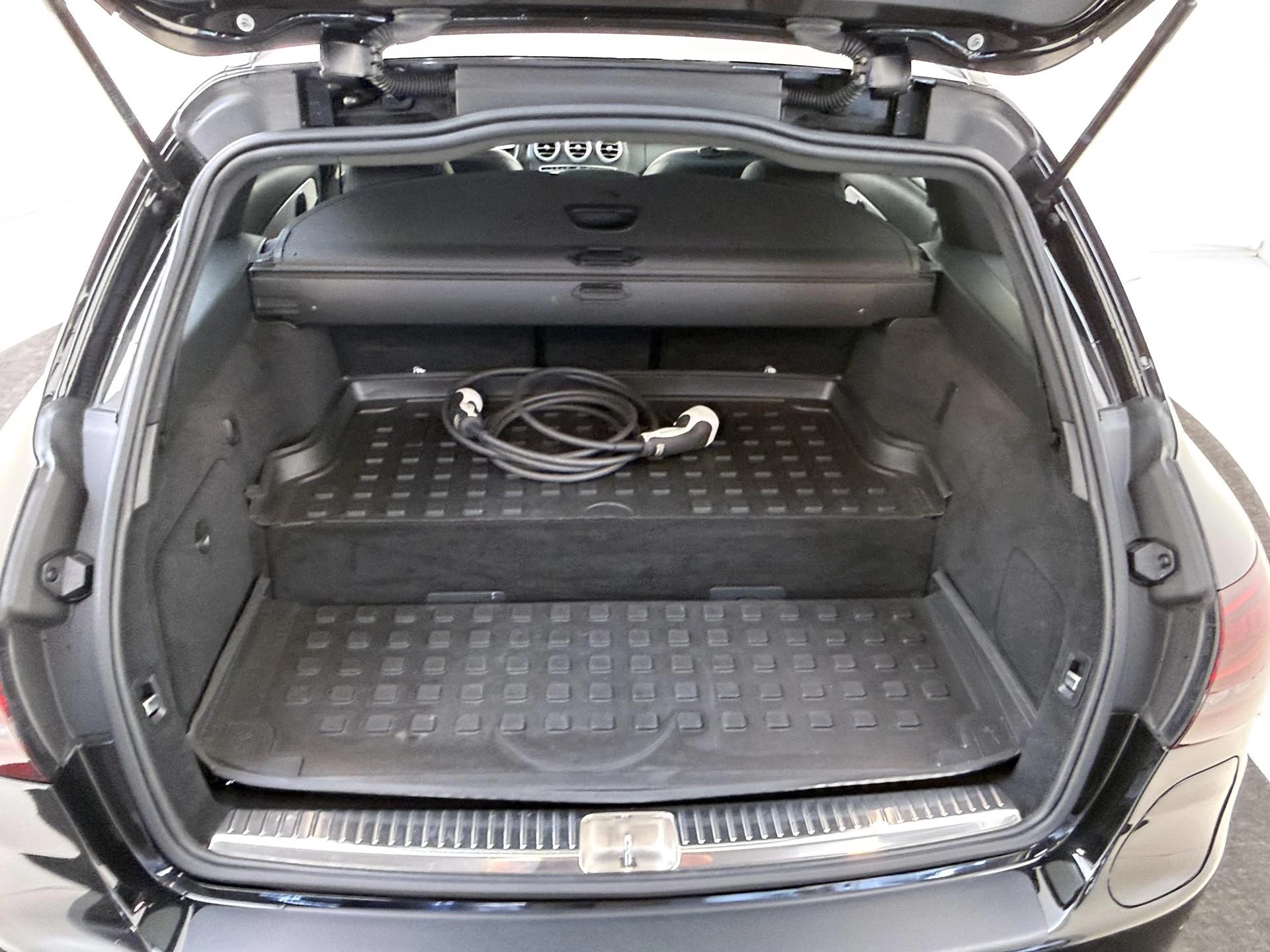 Mercedes-Benz-C-Klasse-image-30
