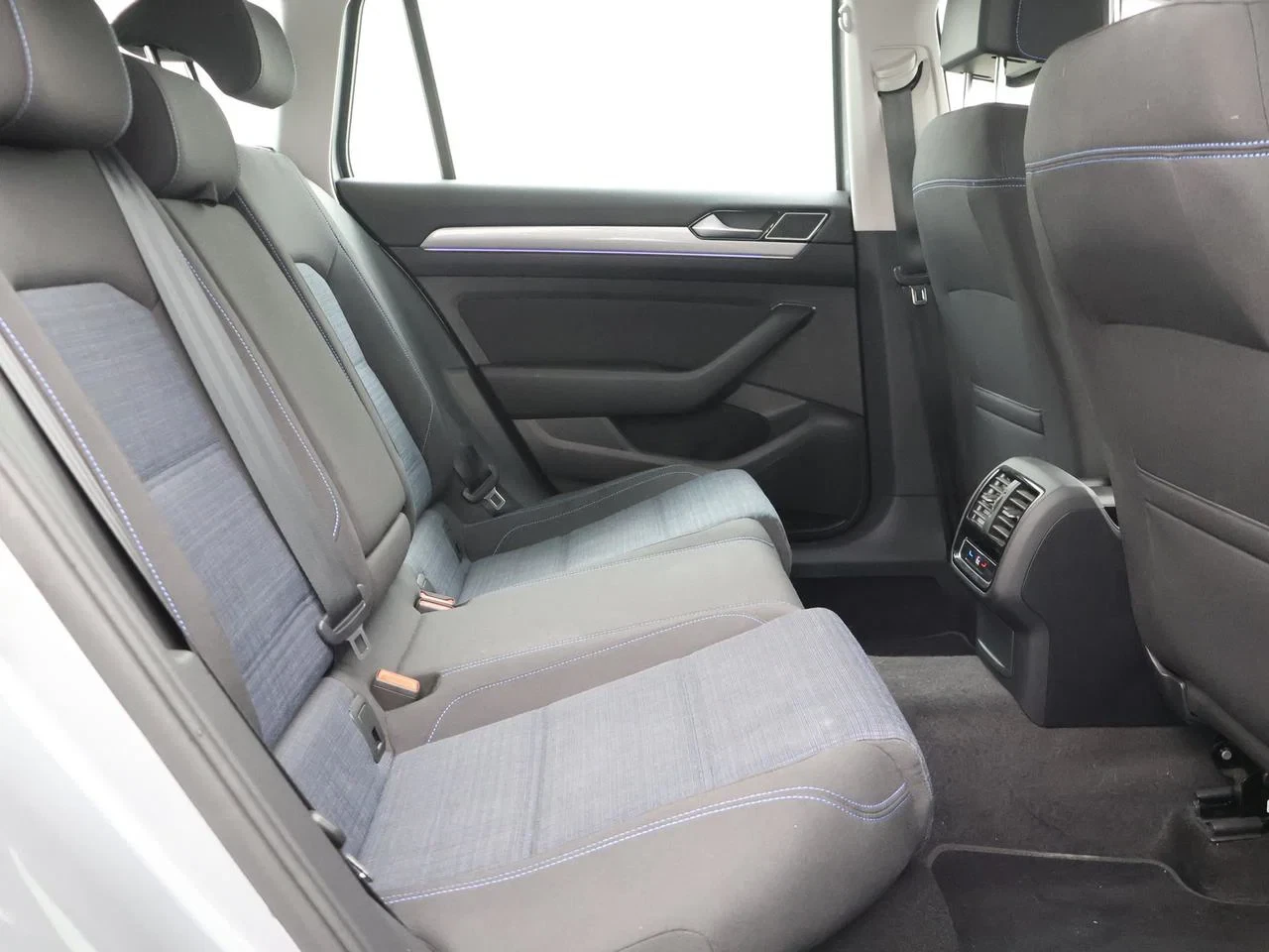 Volkswagen-Passat-image-13