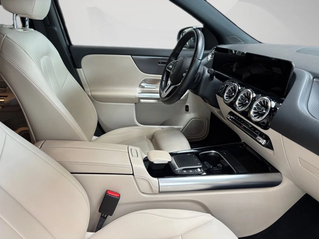 Mercedes-Benz-GLA 200 d-image-15