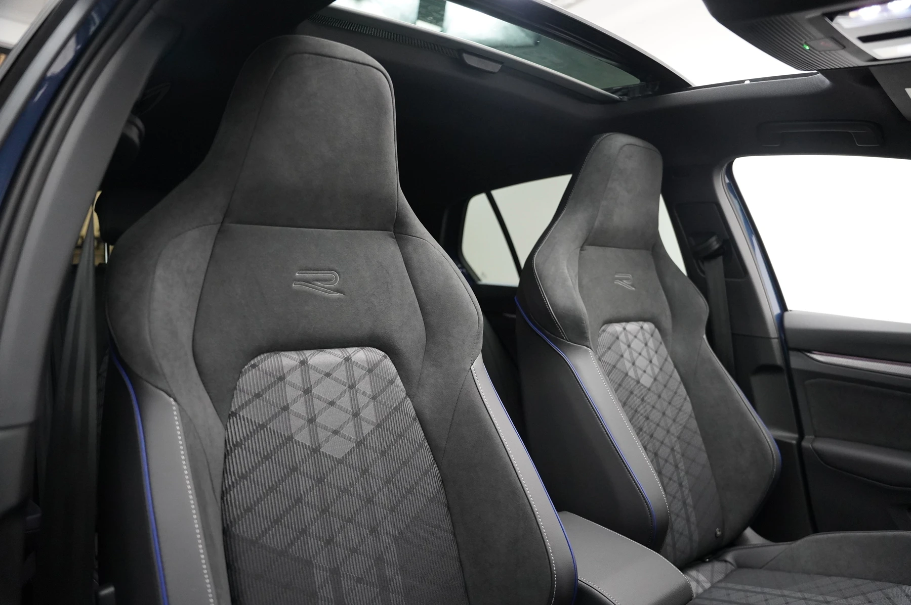 Volkswagen-Golf-image-26