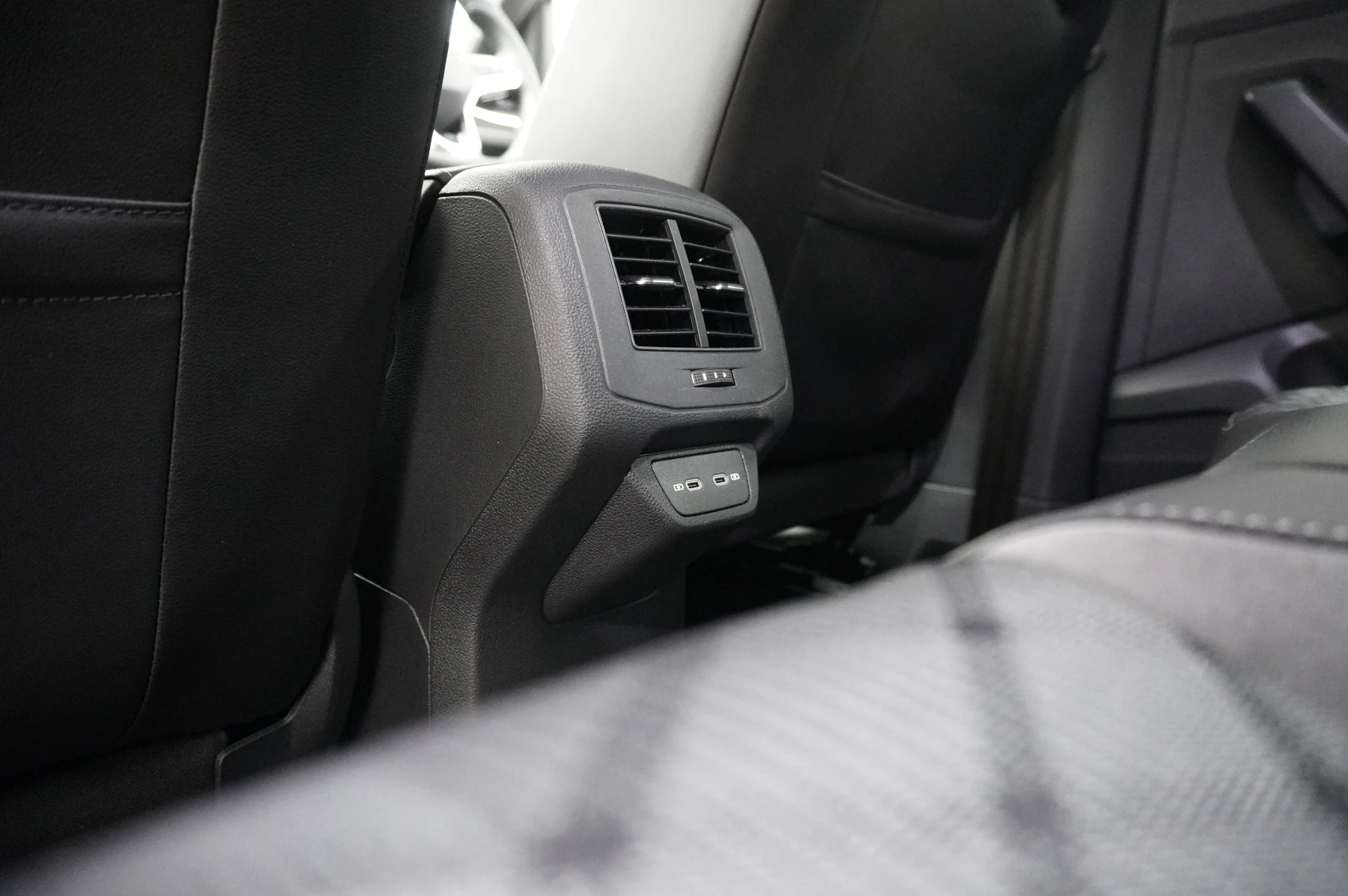 Volkswagen-T-Roc-image-14