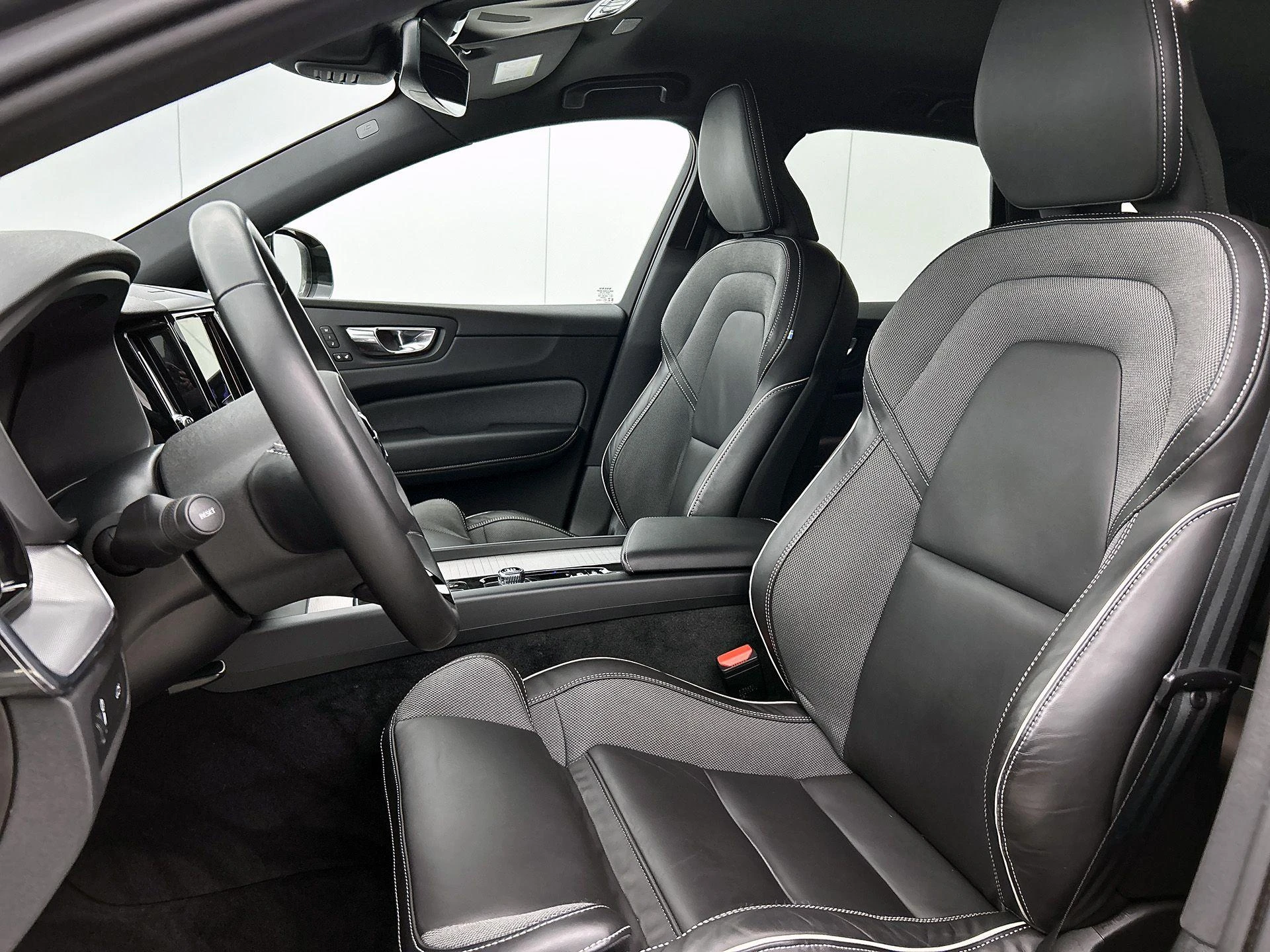 Volvo XC60 2.0 B5 R-Design