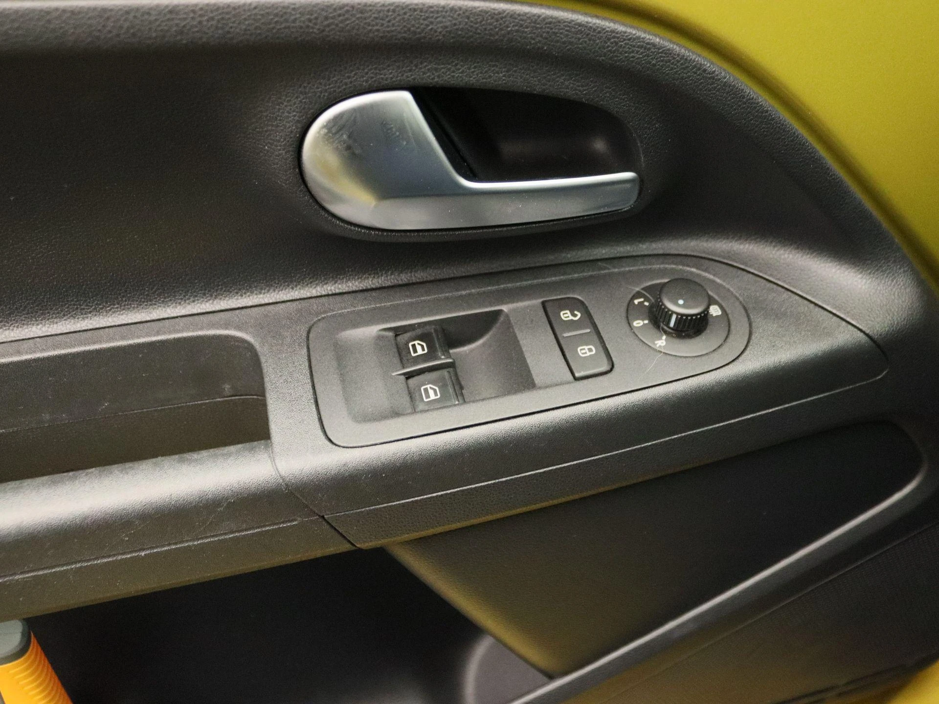 Volkswagen-up!-image-18