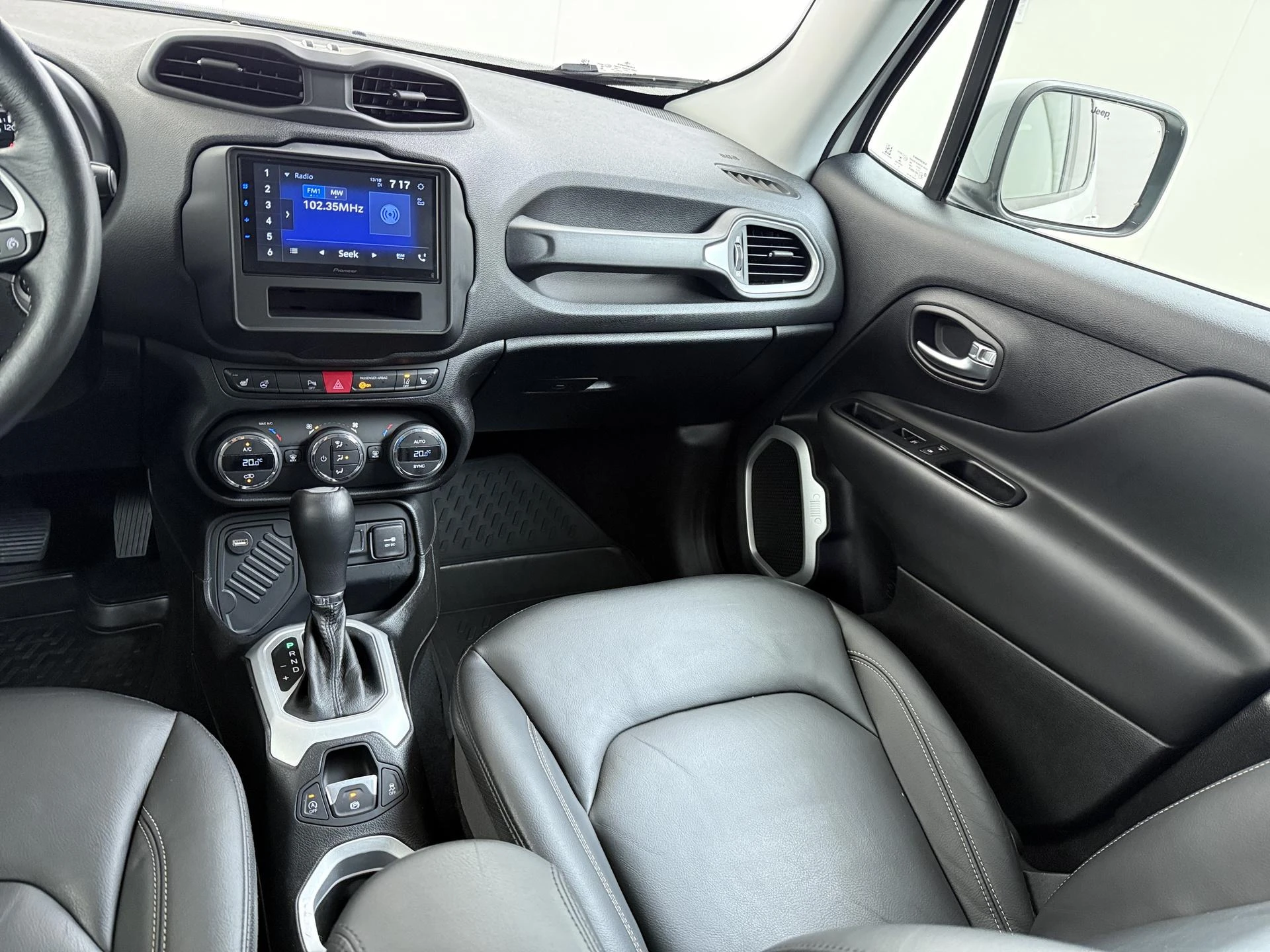 Jeep-Renegade-image-17