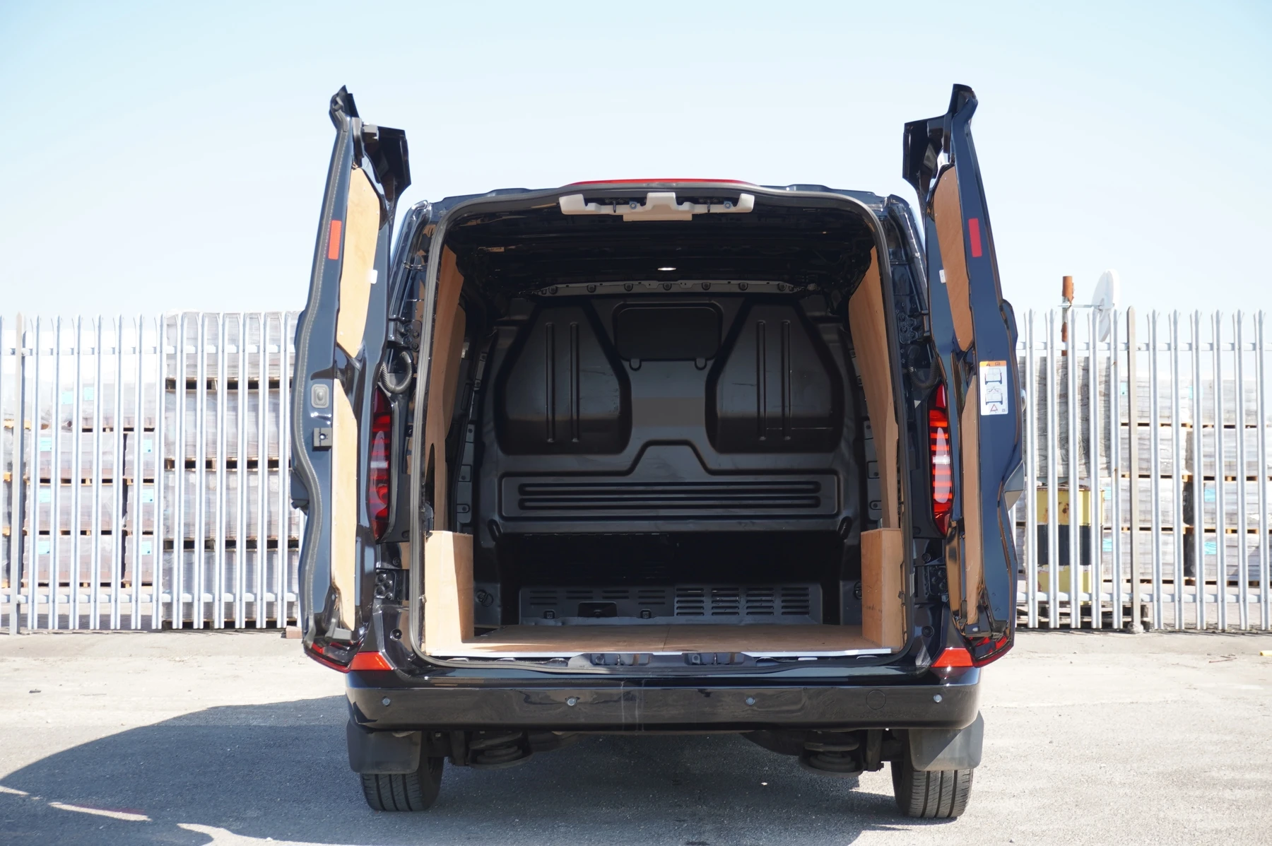 Volkswagen-Transporter-image-23