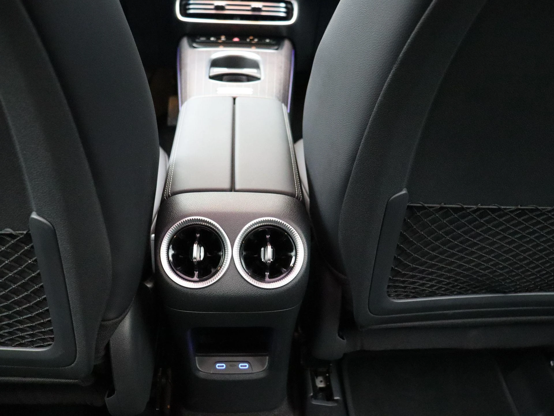 Mercedes-Benz-GLB-image-25