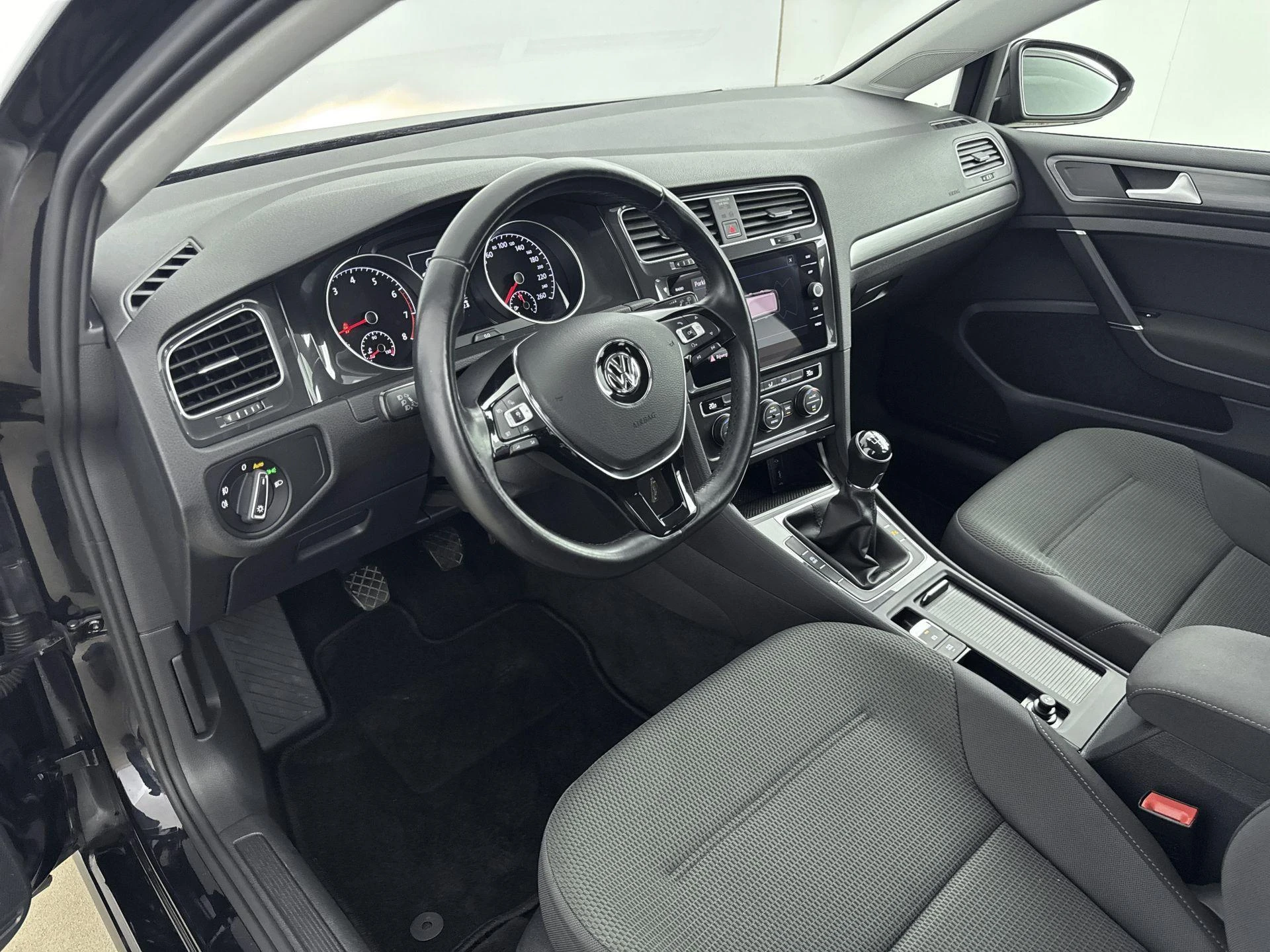 Volkswagen-Golf-image-8