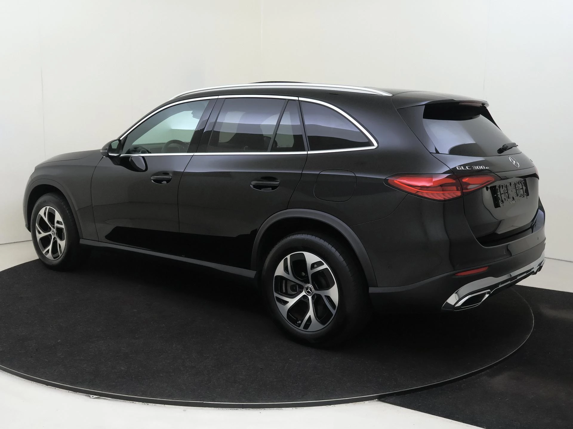 Mercedes-Benz-GLC-image-2