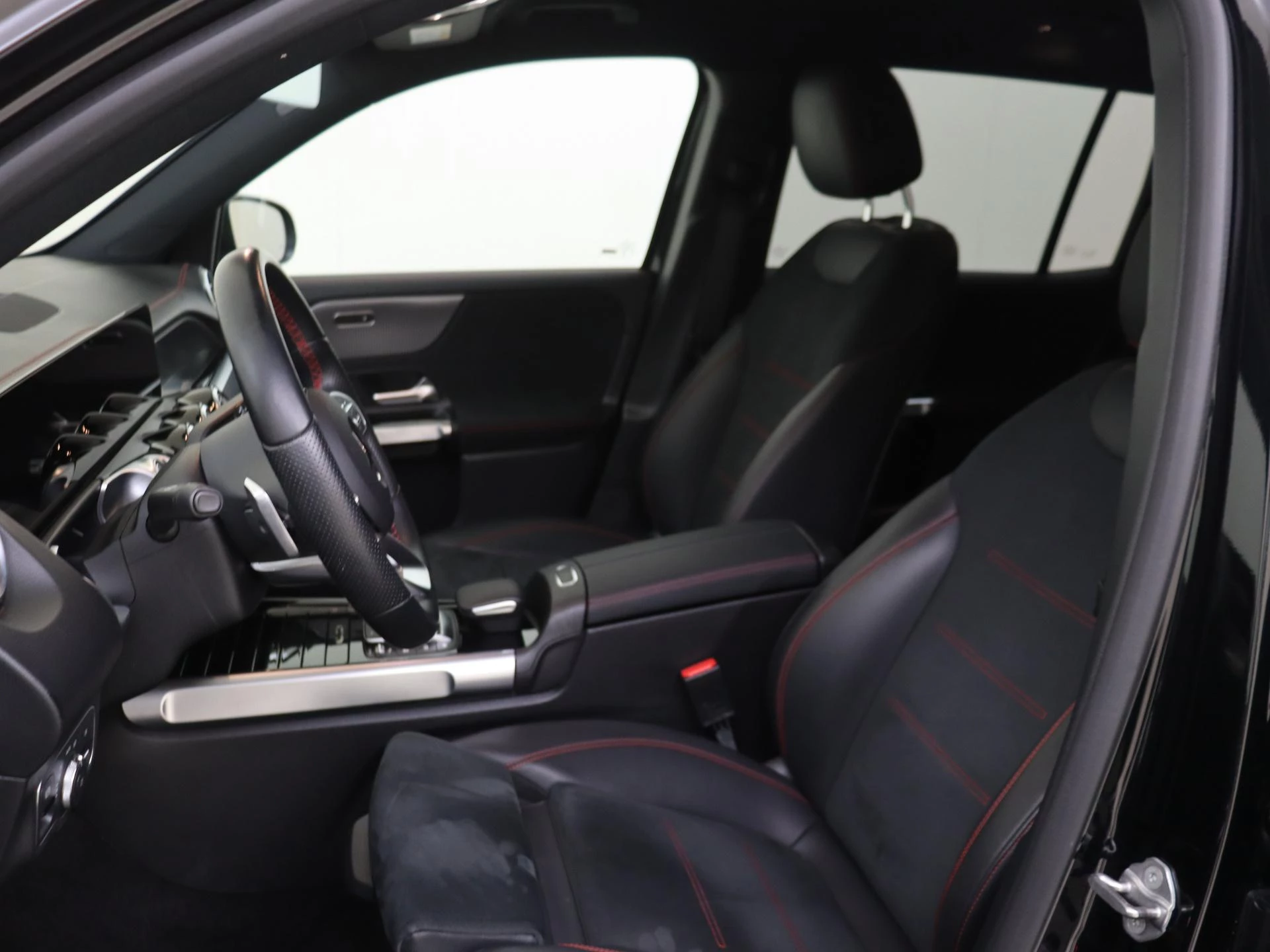 Mercedes-Benz-EQB-image-11