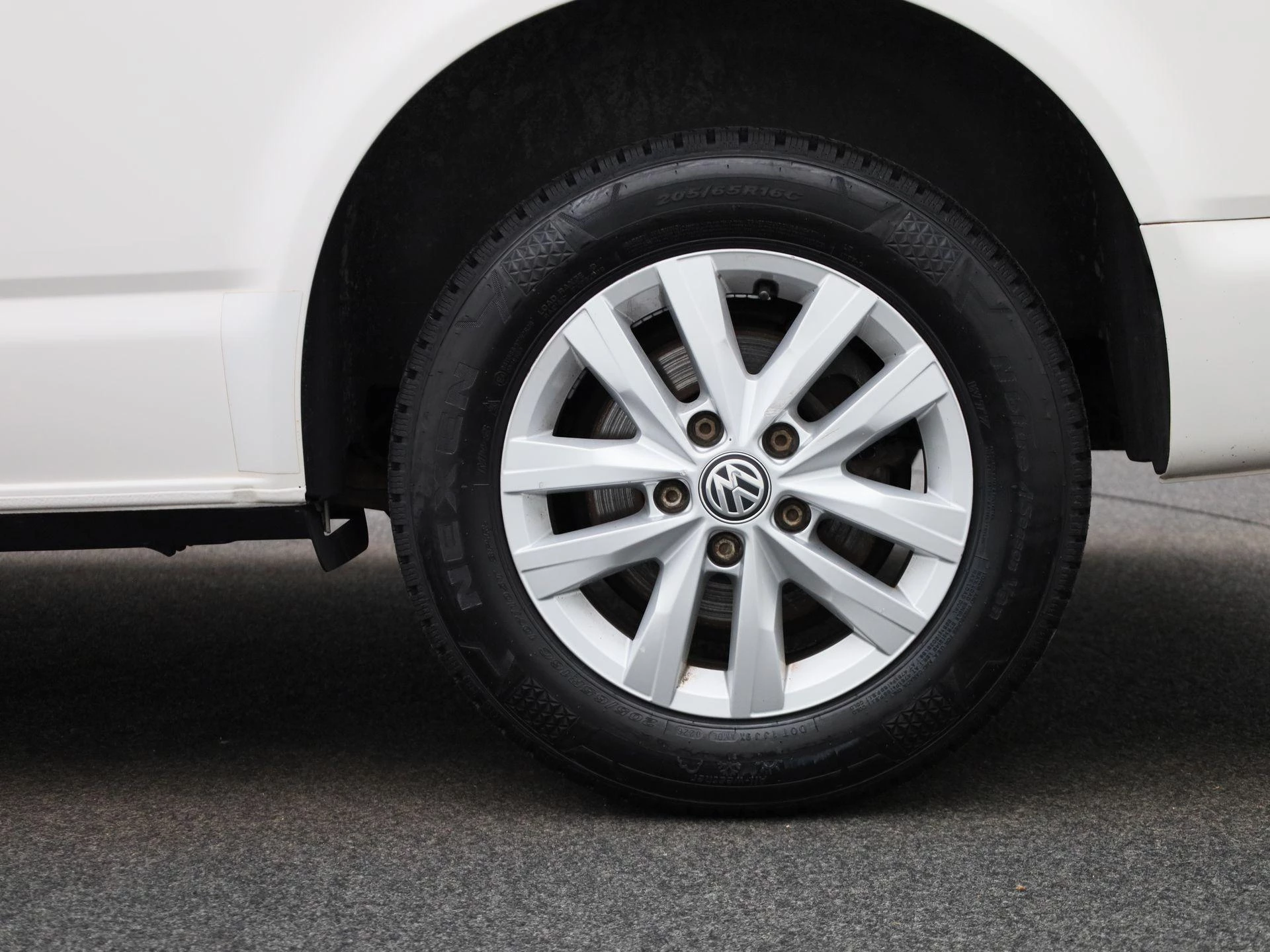 Volkswagen-Transporter-image-18