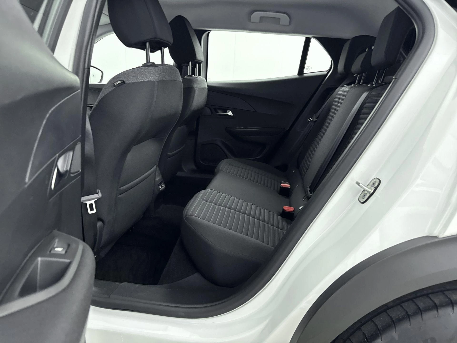 Peugeot-e-2008-image-6