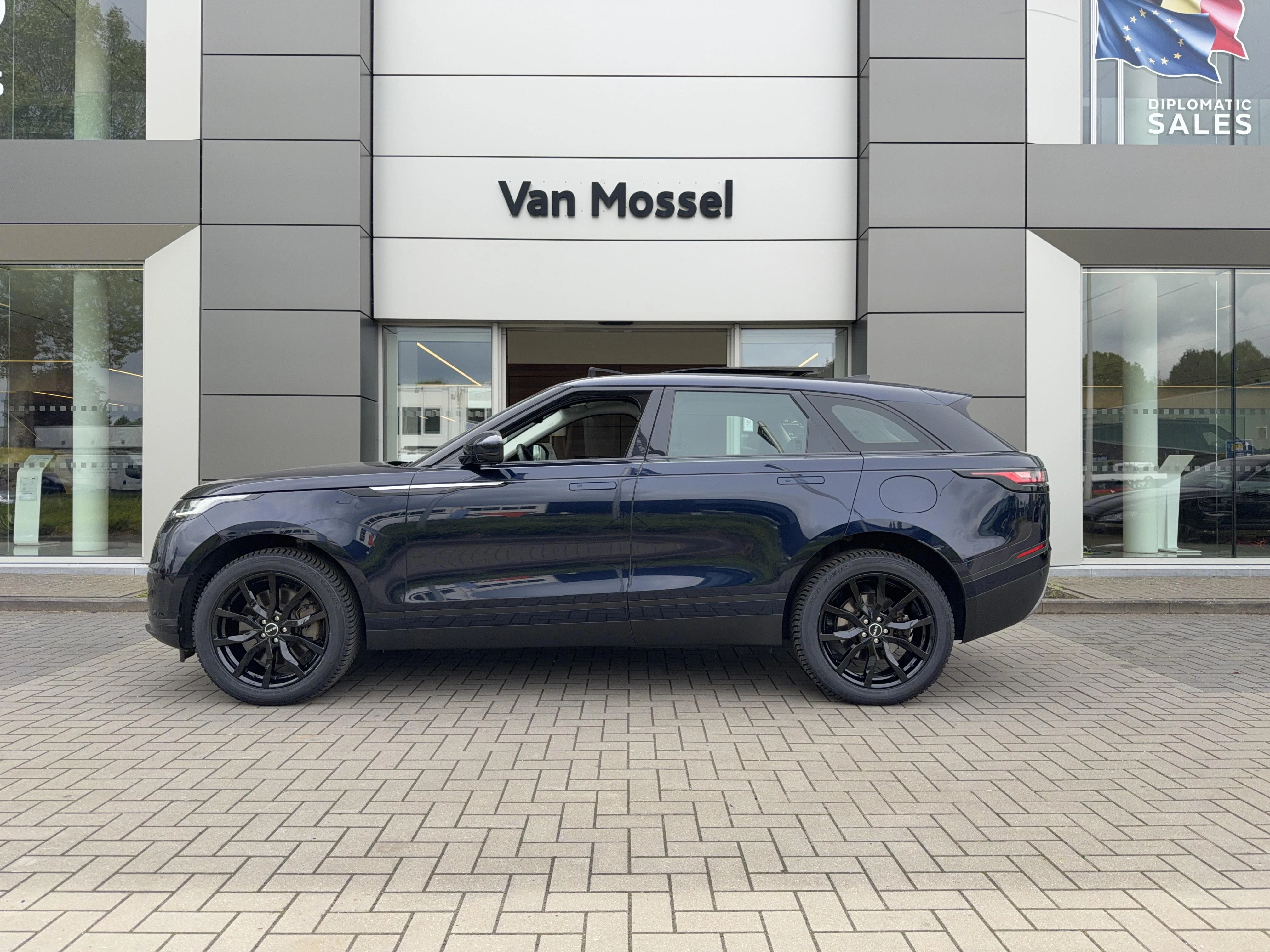 Land Rover-Range Rover Velar-image-4