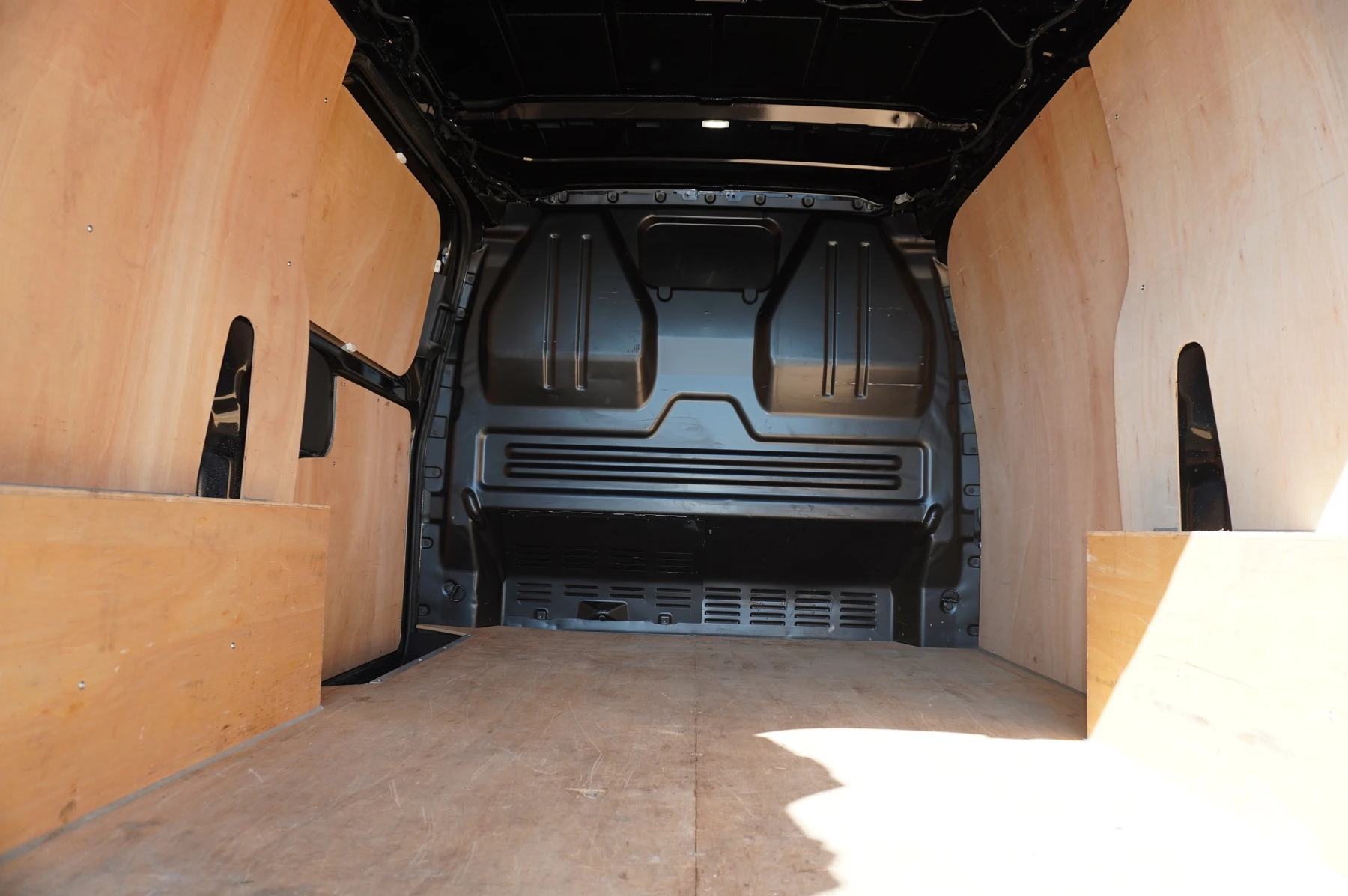Volkswagen-Transporter-image-16