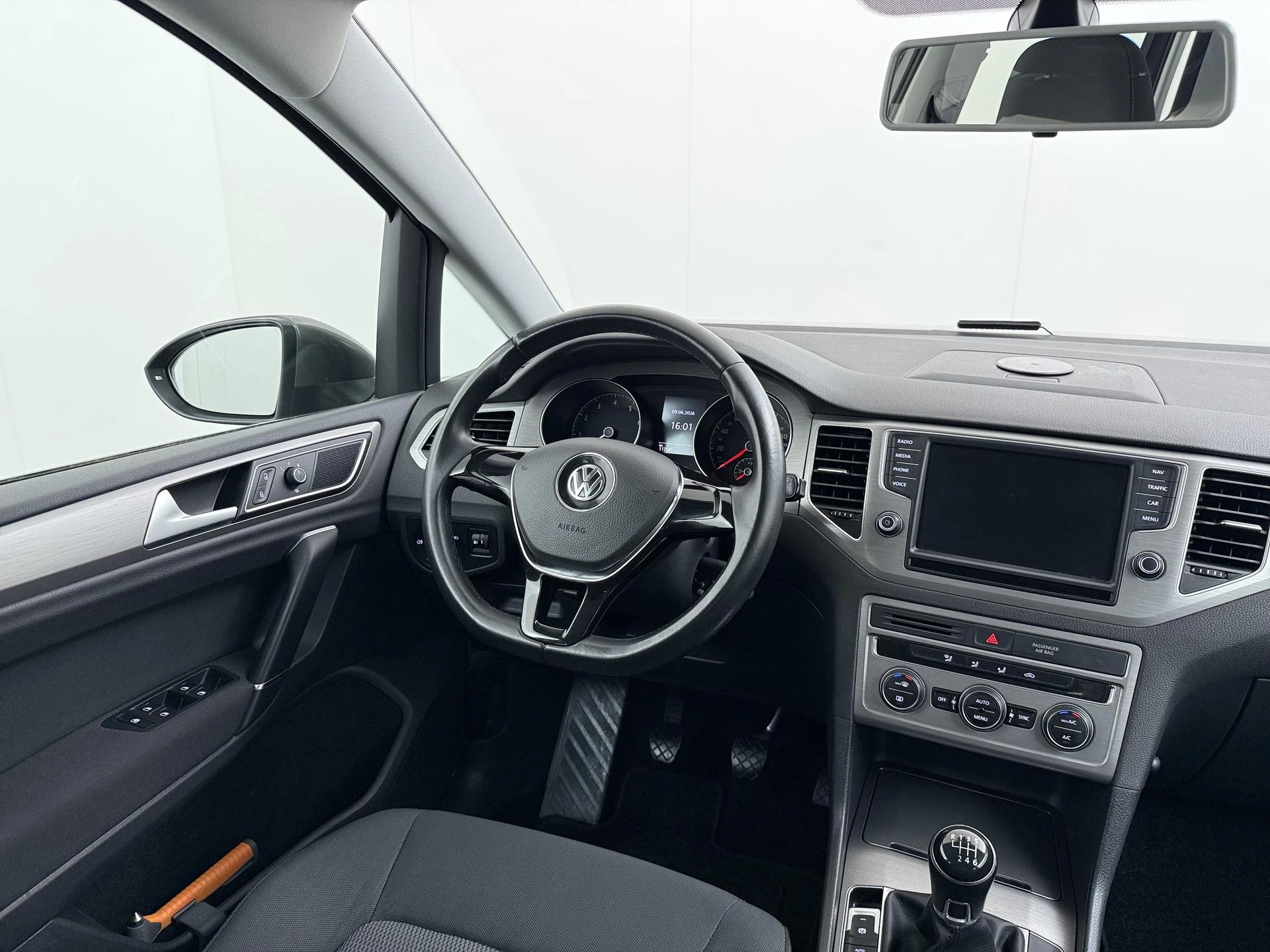 Volkswagen-Golf Sportsvan-image-13