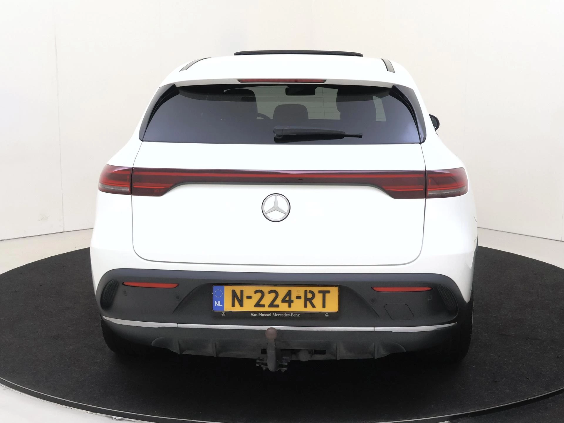 Mercedes-Benz-EQC-image-5