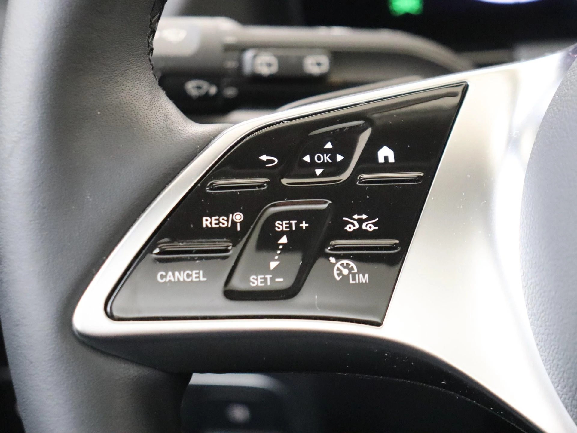 Mercedes-Benz-GLA-image-14