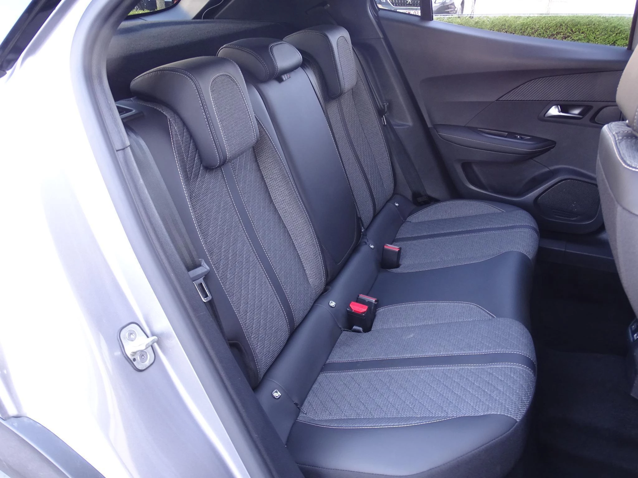 Peugeot 2008 1.2 HYBRID 145 e-DSC6 Allure