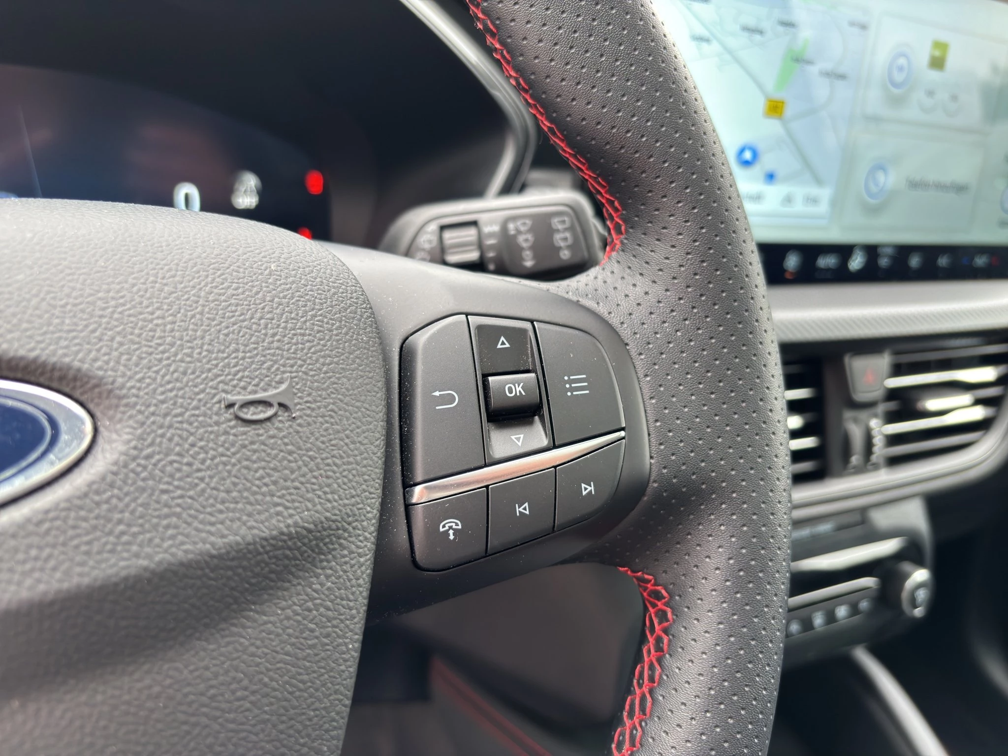 Ford Kuga ST-Line X Aut.*PANO*AHK*360GRAD*LED-MATRIX*NAVI*GRA*WINTER-PKT.