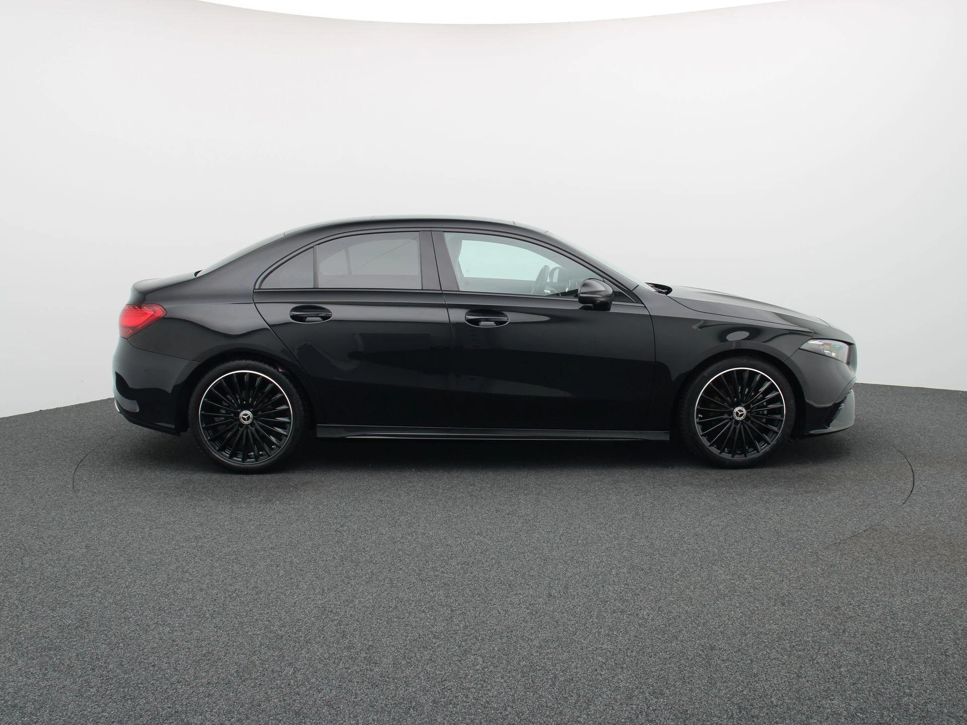 Mercedes-Benz A-Klasse 180 Sedan AMG Line + PANO DAK + MULTIBEAM LED + CARPLAY +