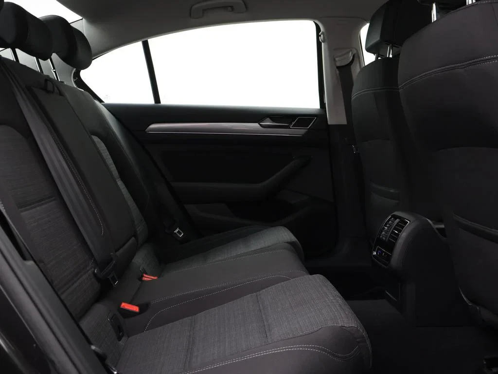 Volkswagen-Passat-image-11