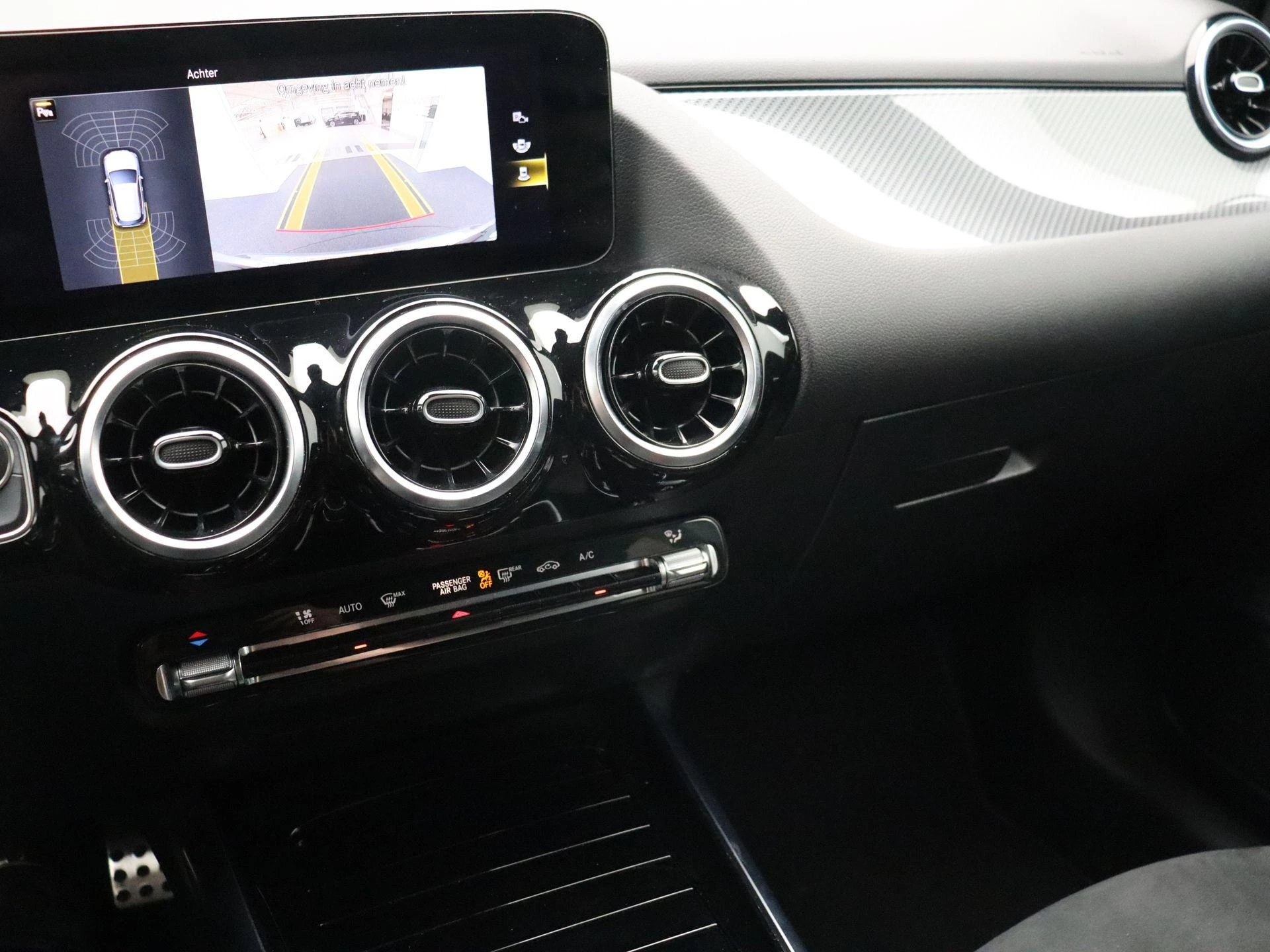 Mercedes-Benz GLA 180 AMG LINE + MULTIBEAM LED + CARPLAY + DISTRONIC PLUS +