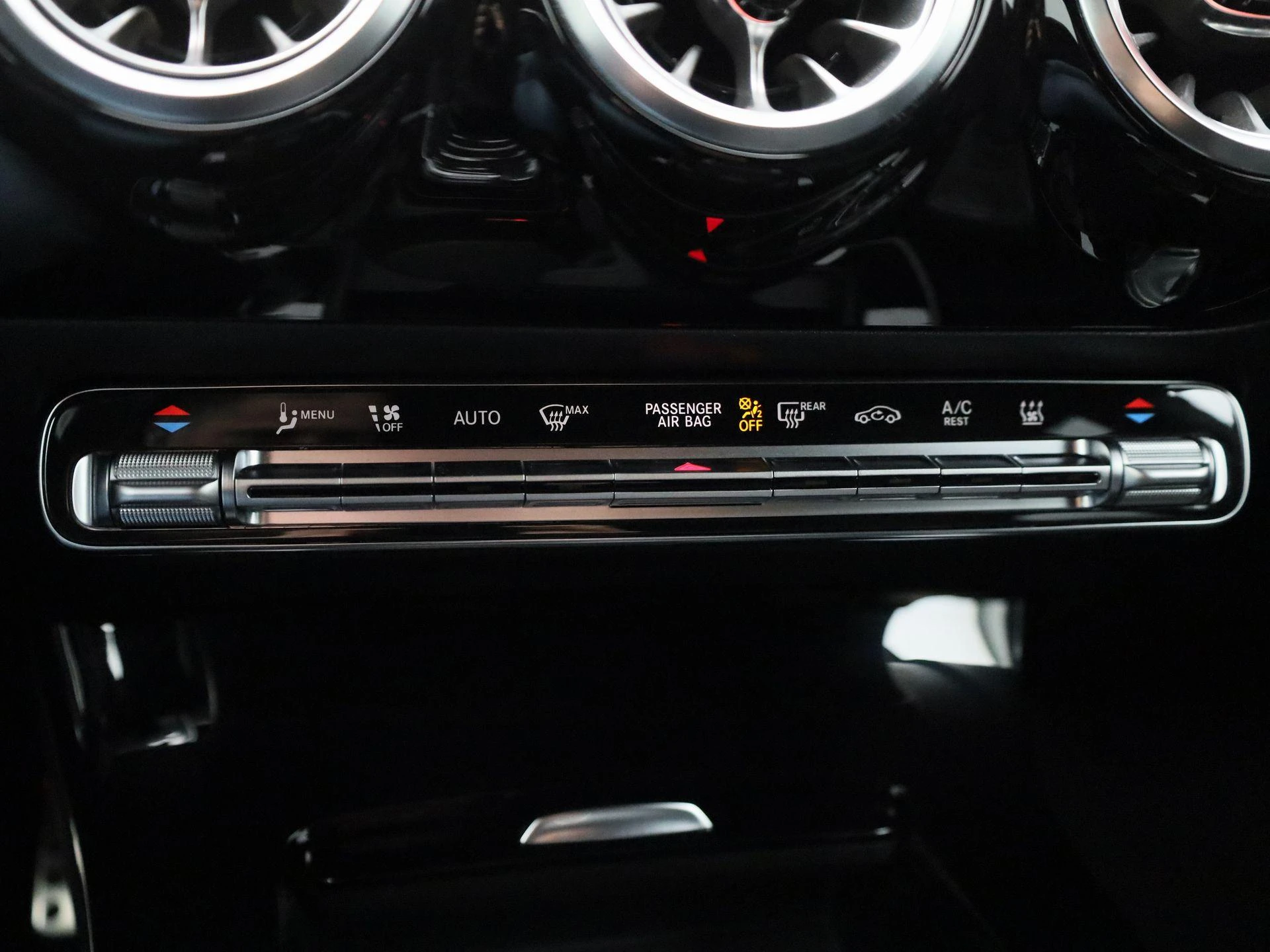 Mercedes-Benz-CLA-image-19