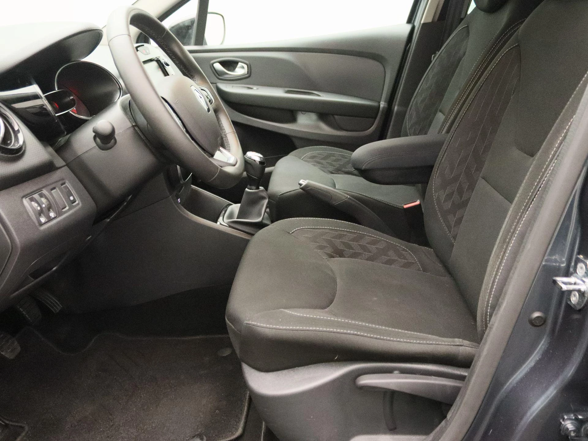 Renault-Clio-image-11